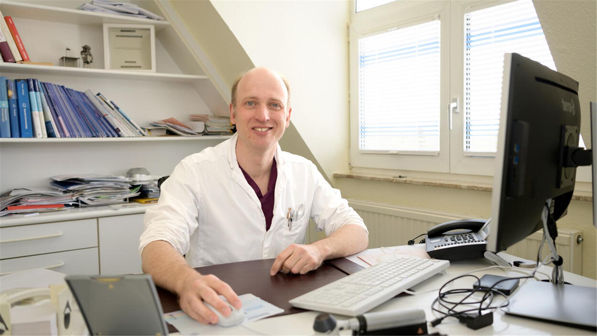 Hautarzt wehrt sich gegen fiese Internet-Bewertungen Der Bremerhavener Hautarzt Dr. Volker Meyer kämpft mit negativen Bewertungen im Internet. Wer 80 Patienten am Tag versorge und dann noch im Netz beleidigt werde, komme an seine Grenzen. „Das ist frustrierend“, sagt Meyer.