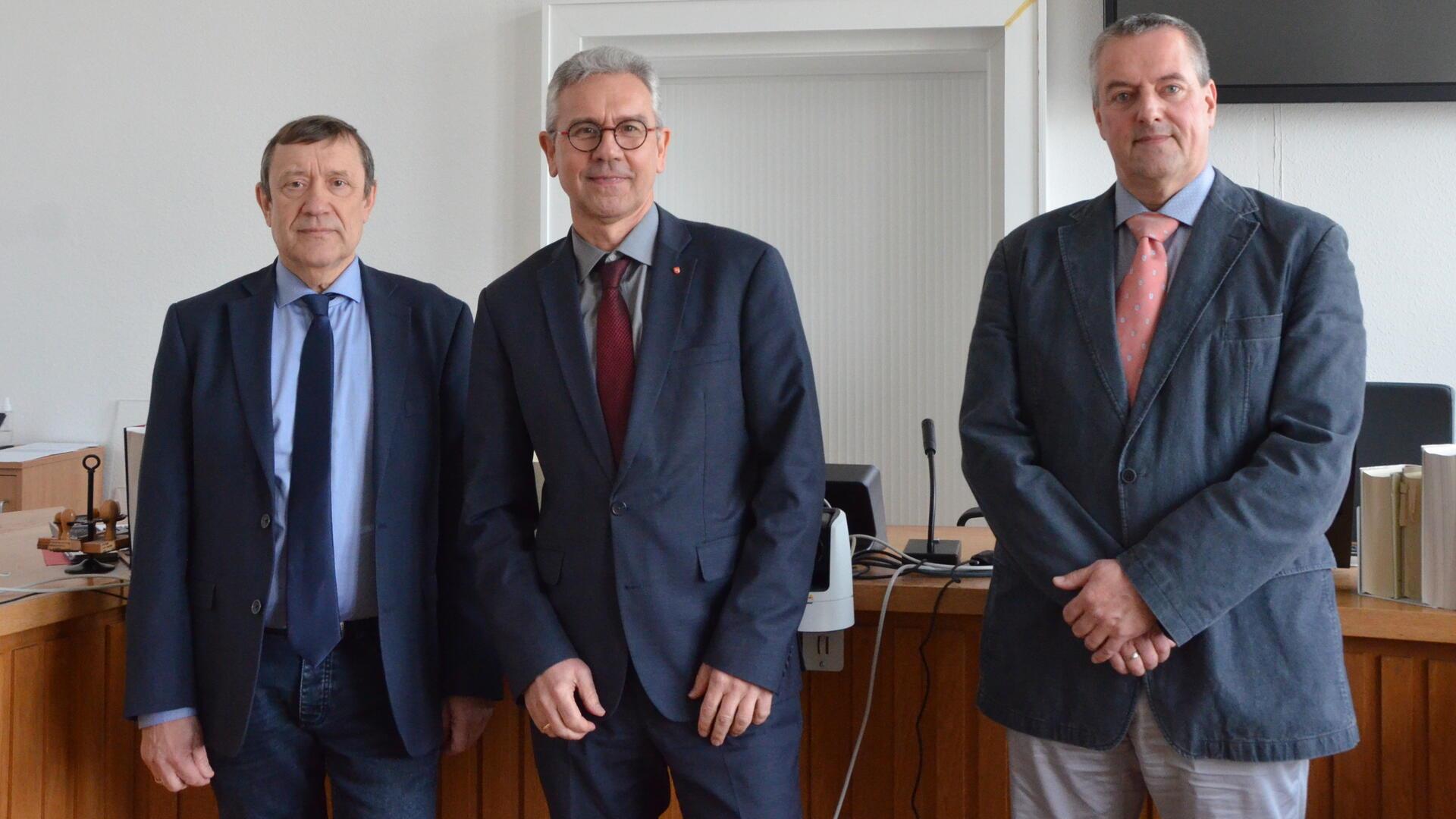 Der Bremervörder Amtsgerichtdirektor Helmut Claudé (links) und der Amtsgericht-Geschäftsleiter Michael Pollert (rechts) freuten sich über den Besuch des niedersächsischen Justizstaatssekretärs Dr. Michael Smollich im Bremervörder Amtsgericht.