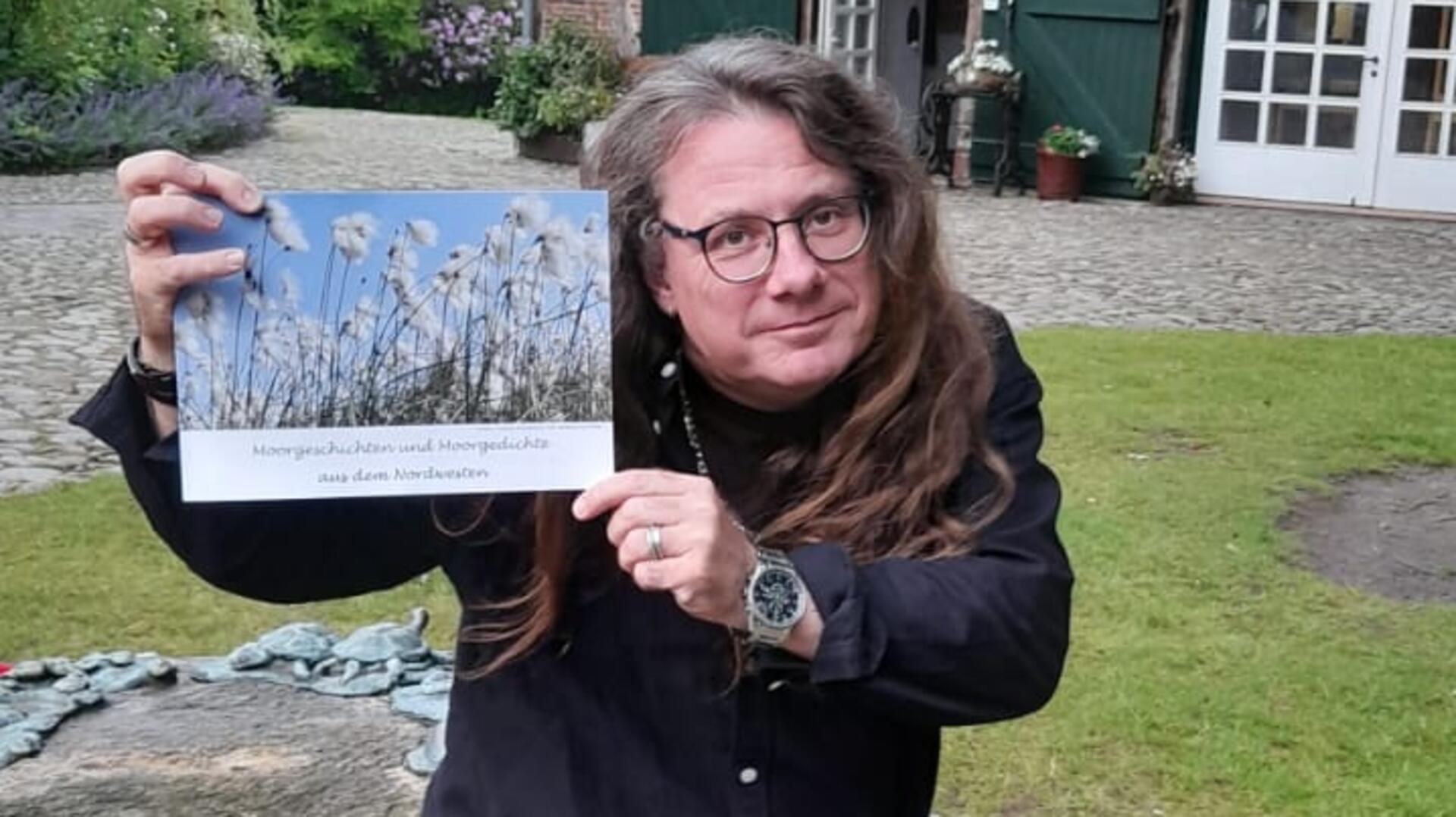 Der Bremervörder Autor Thorsten Penz präsentiert das Buch "Moorgeschichten und Moorgedichte aus dem Nordwesten".