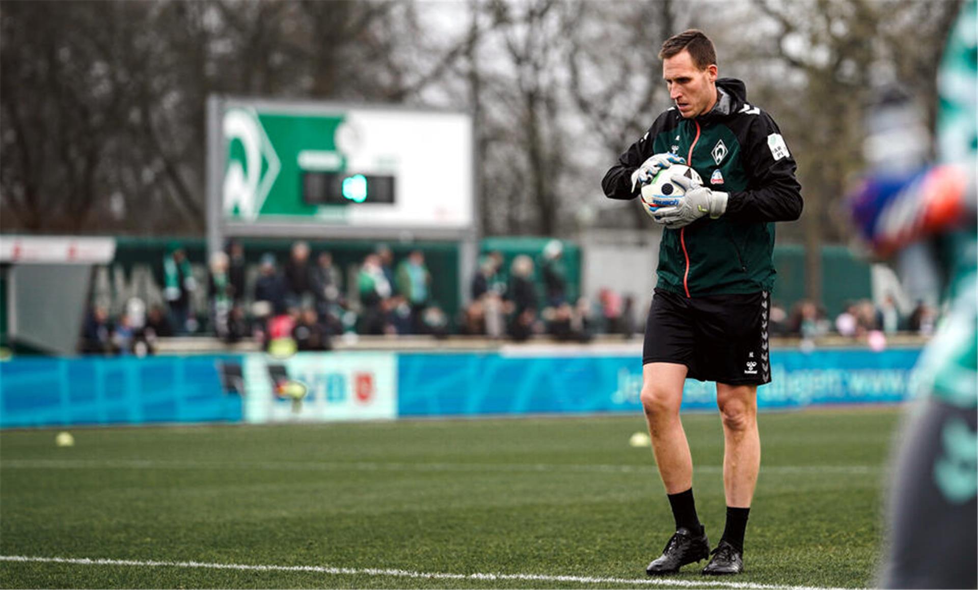 Der Bremervörder Hendrik Lemke trainiert die Torhüterinnen von Werder Bremen.