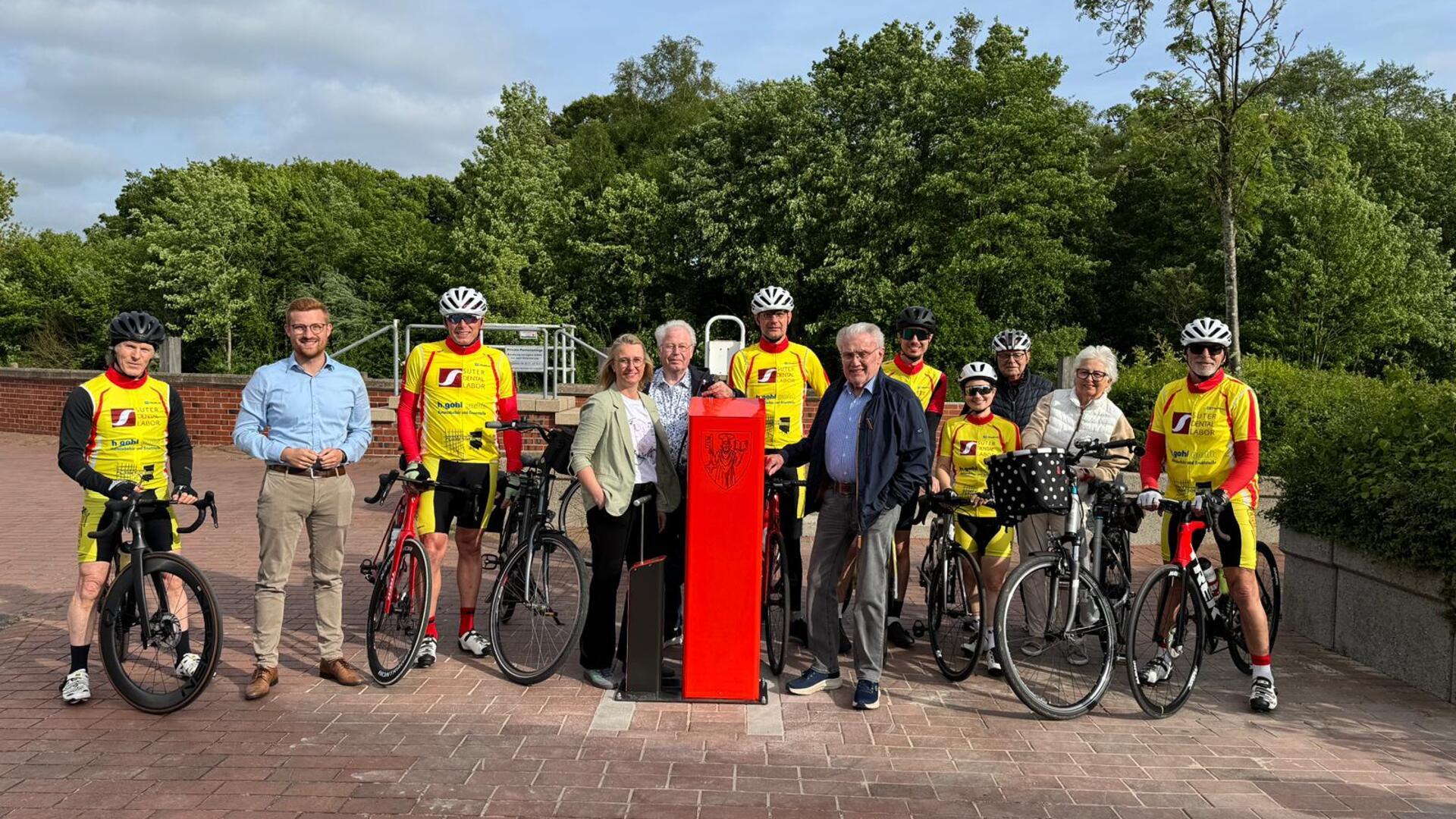 Der Bremervörder Ortsrat mit Vertretern der Radsportabteilung des TSV Bremervörde bei der neuen Fahrradreparaturstation am Bremervörder Hafen. 