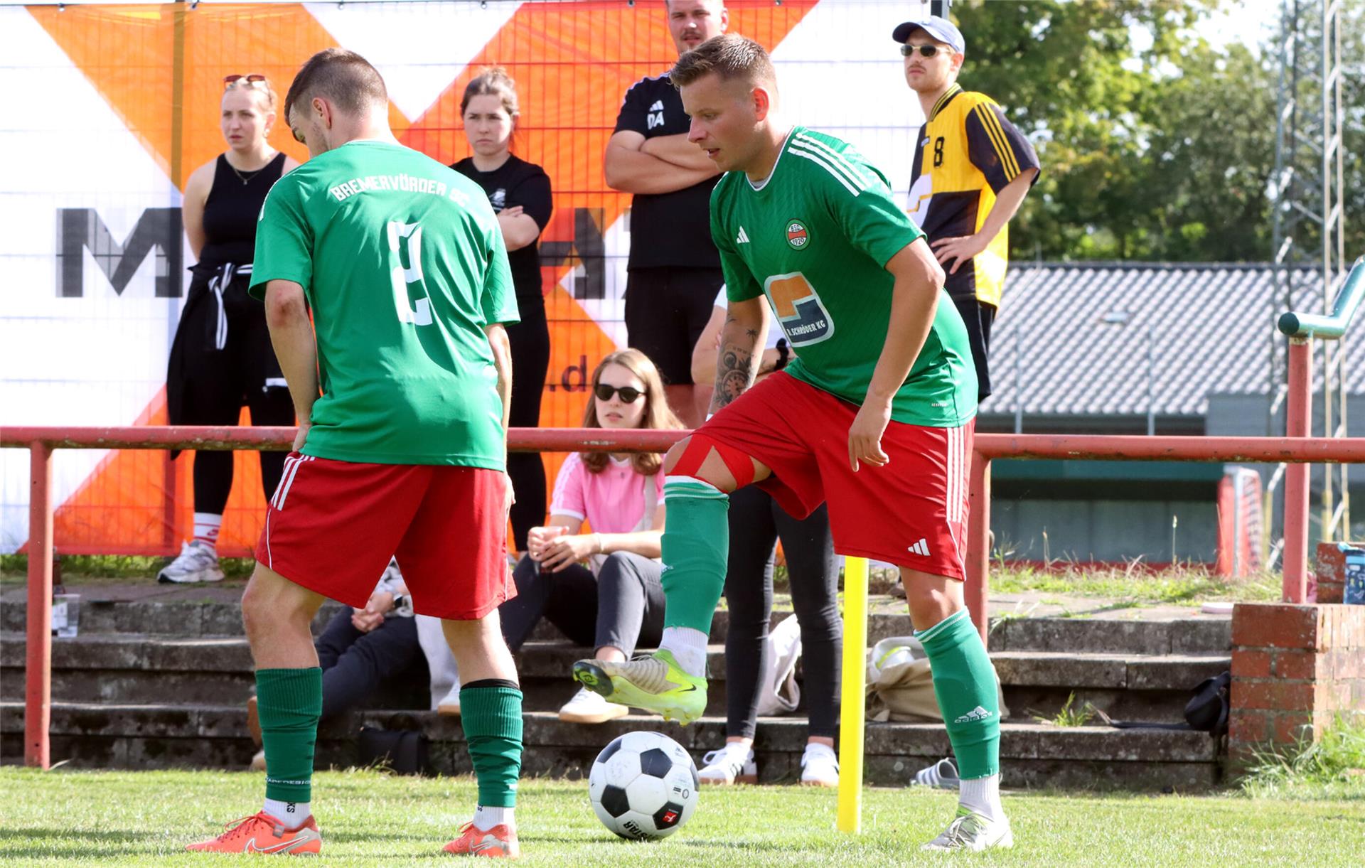 Der Bremervörder SC, hier mit den Standard-Spezialisten Lukas Hincke (links) und Fin Karallus, will am Sonntag beim FC Nordheide den jüngsten Auswärtstrend bestätigen.