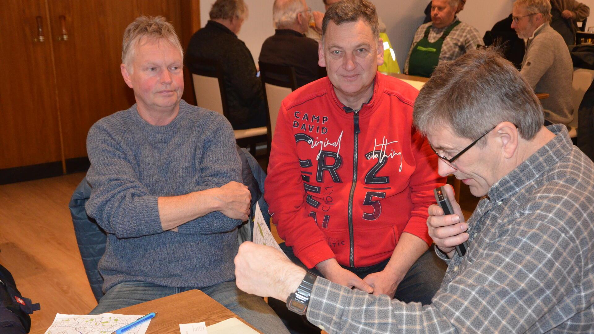 Der Bremervörder Steffen Rademacher (links) und Reinhard Teetz aus Revenahe informieren nach ihrem Kontrollgang am Barcheler Bach Verbandsgeschäftsführer Wilhelm Meyer (rechts) über die entdeckten Schäden. Meyer spricht direkt in sein Diktiergerät.