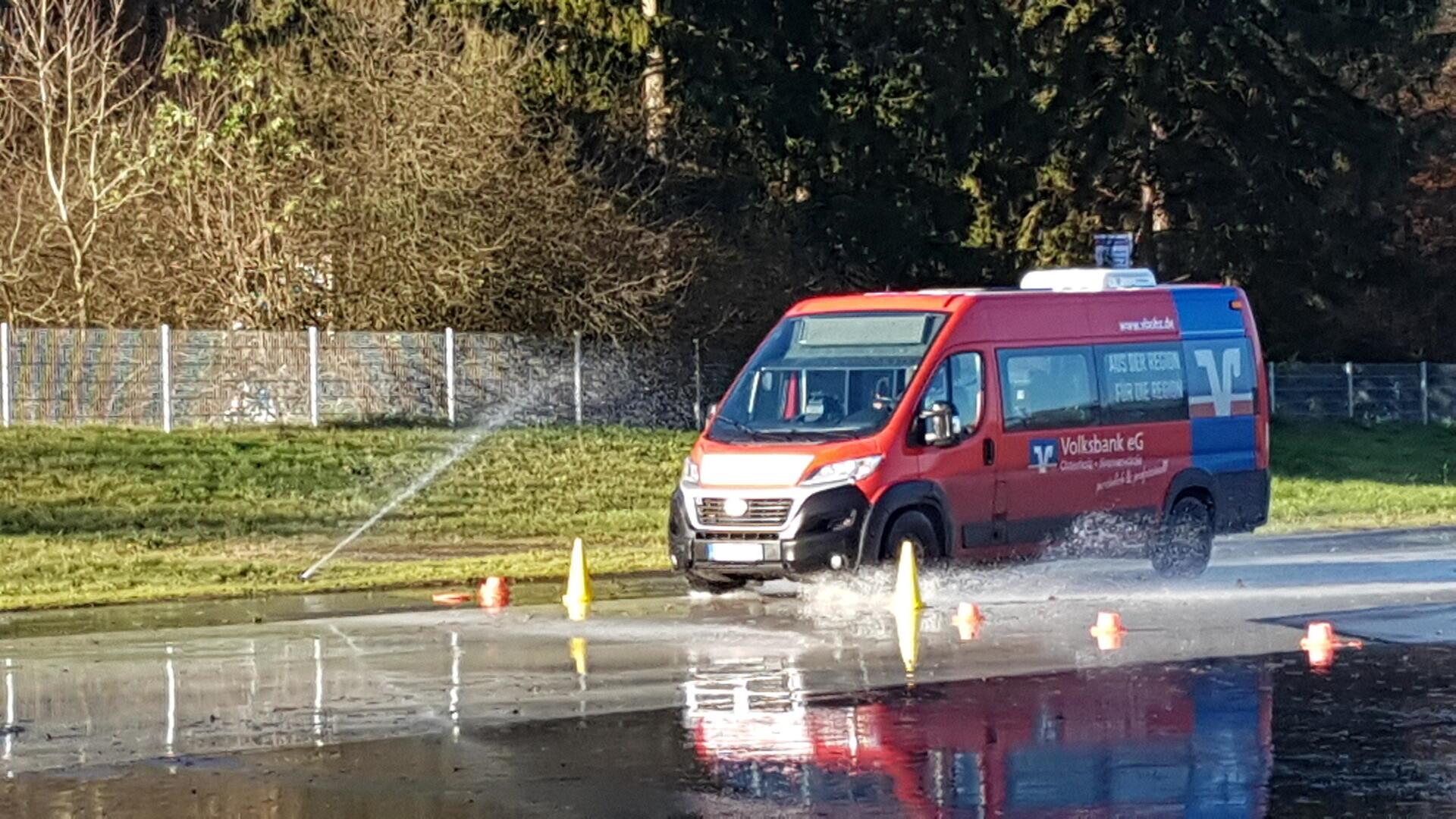 Der Bürgerbus im Einsatz beim Fahrsicherheitstraining: Regelmäßig werden für Fahrerinnen und Fahrer Gästefortbildungen und Trainings angeboten.