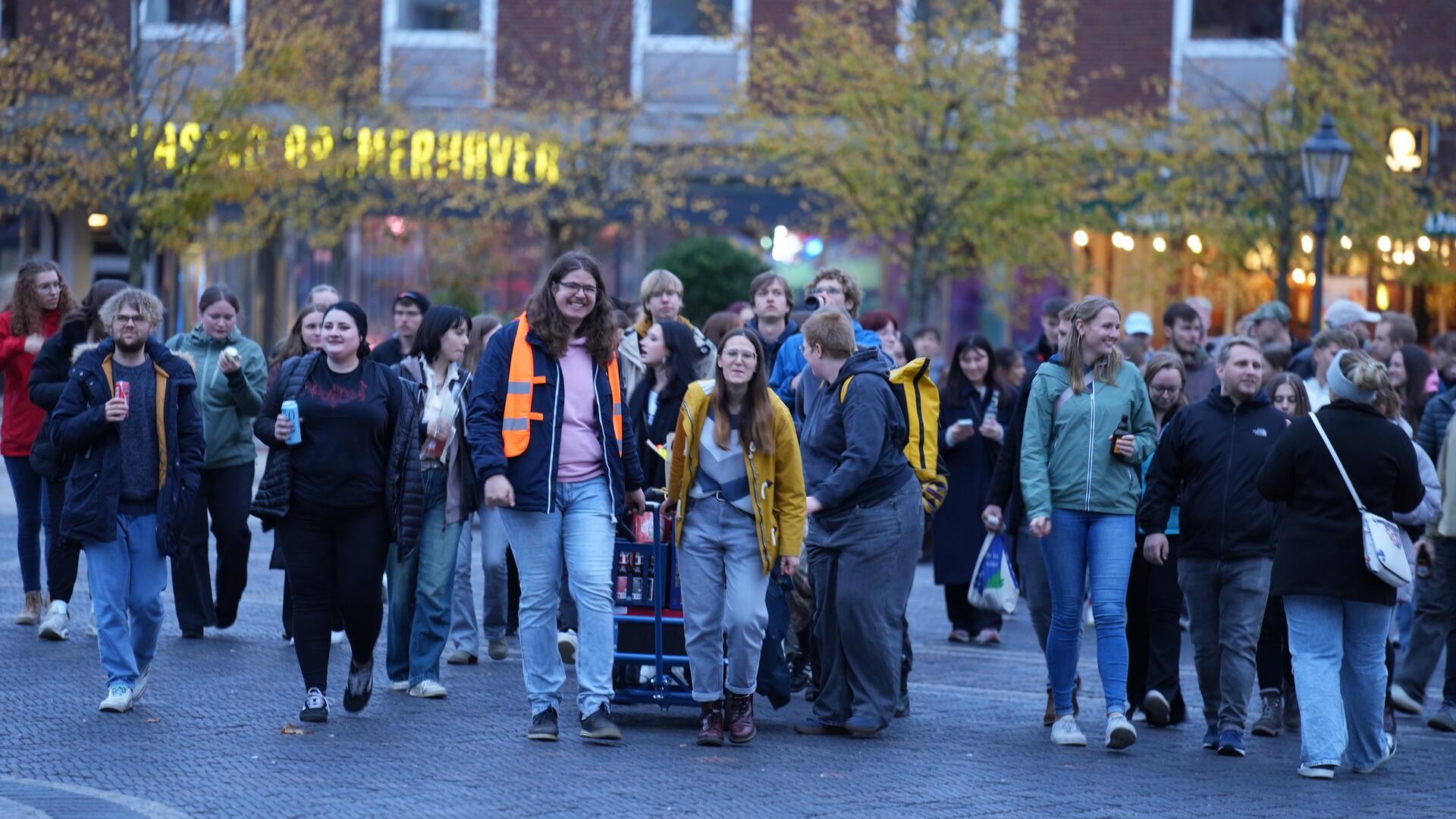 Studierende der Hochschule Bremerhaven laufen beim Bürgermove durch die Bürgermeister-Smidt-Straße.