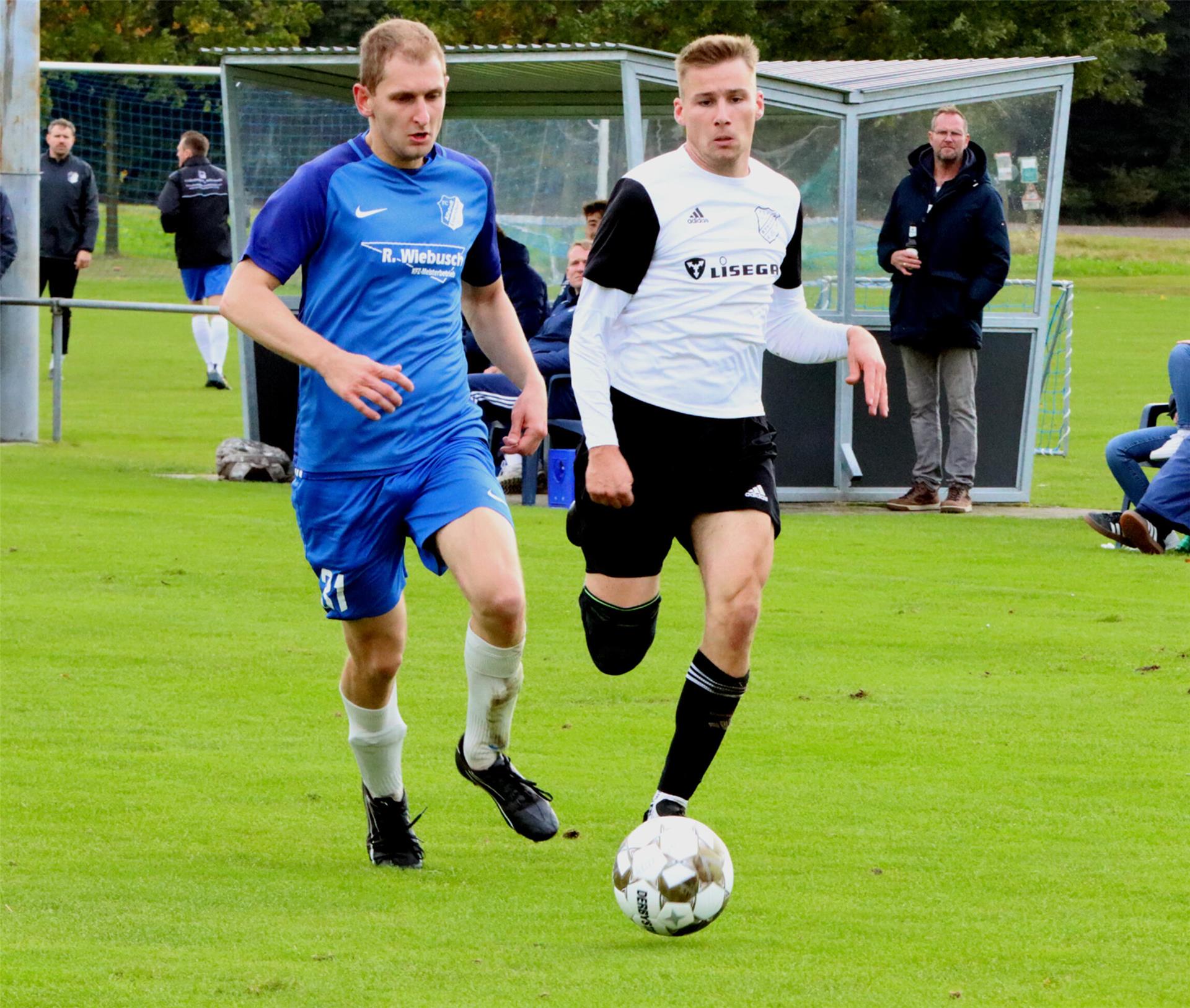 Der Byhusener Marek Tomforde (rechts), hier gegen Alfstedts Lukas Mollenhauer, schoss mit drei Toren gegen Bevern den Sieg im Alleingang heraus. Jetzt reist sein Team zum TuS Zeven.