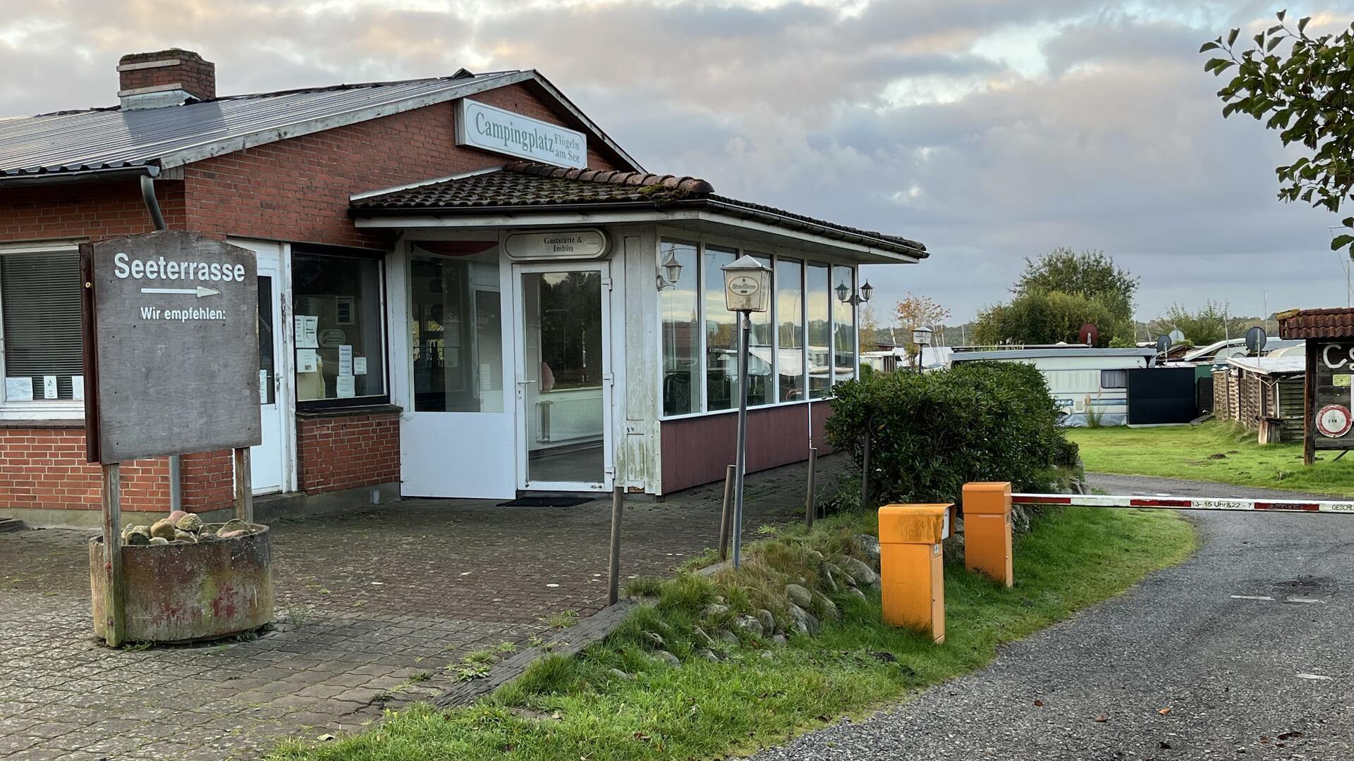 Campingplatz-Empfangsbereich mit Schranke
