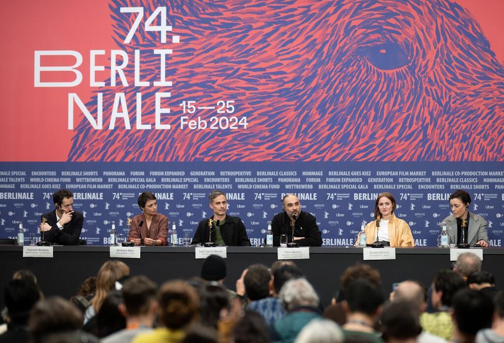 Der Cast um Schauspieler Gael García Bernal (3.v.l.) stellt mit Regisseur Piero Messina den Film „Another End“ bei der Berlinale vor.
