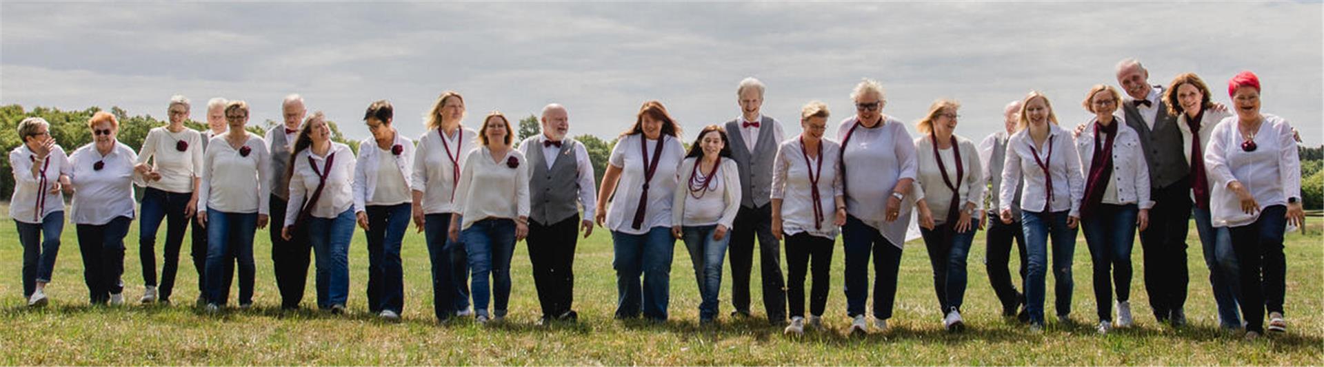 Der Chor "belCanto" mit seiner Chorleiterin Angela Martens (Fünfte von links) freut sich auf einen Auftritt am 20. September vor dem Gnarrenburger Netto-Markt.
