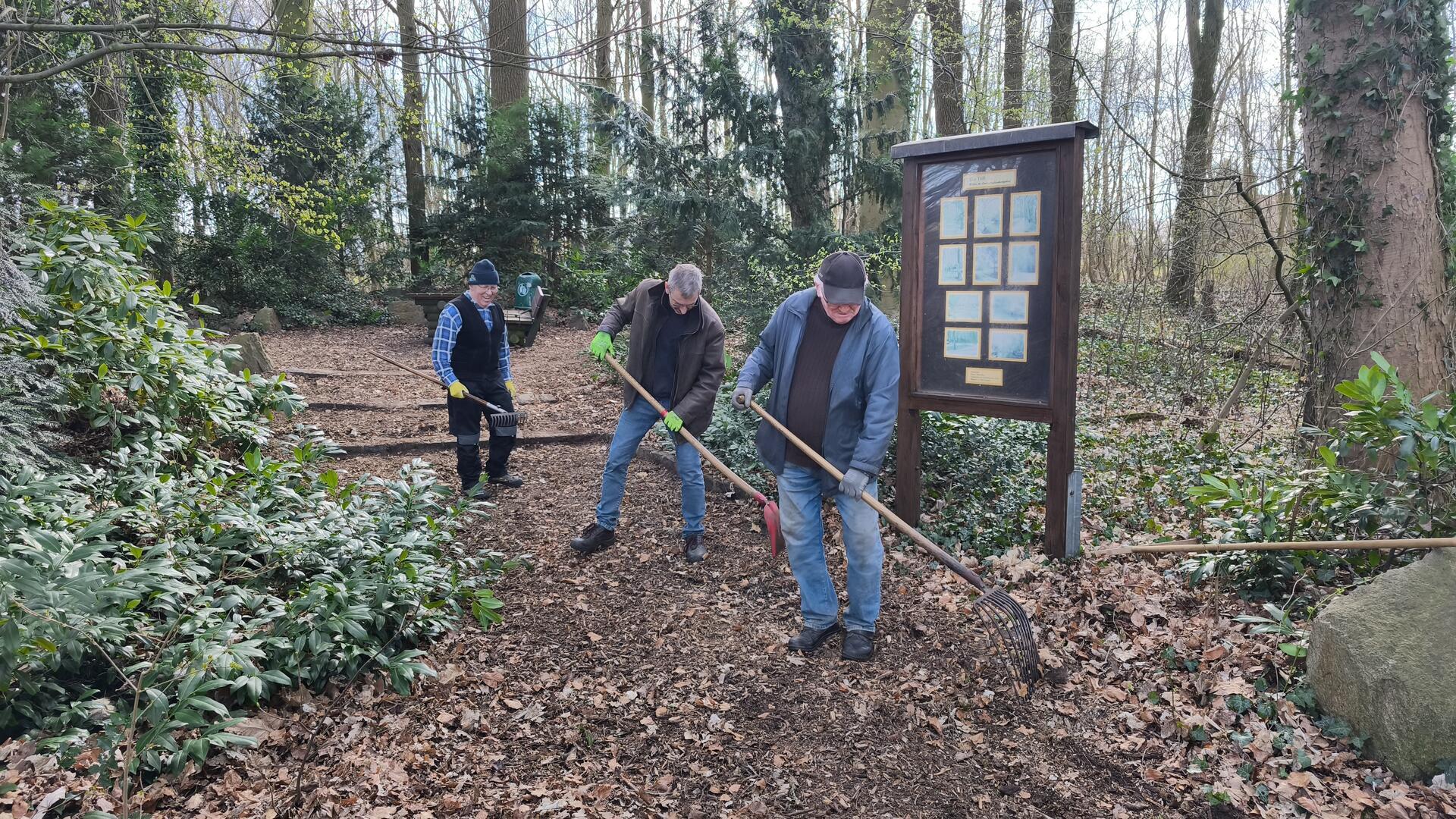 Der "Club Dänemark" machte sich in der Trift und rund um den Ententeich an die Arbeit.
