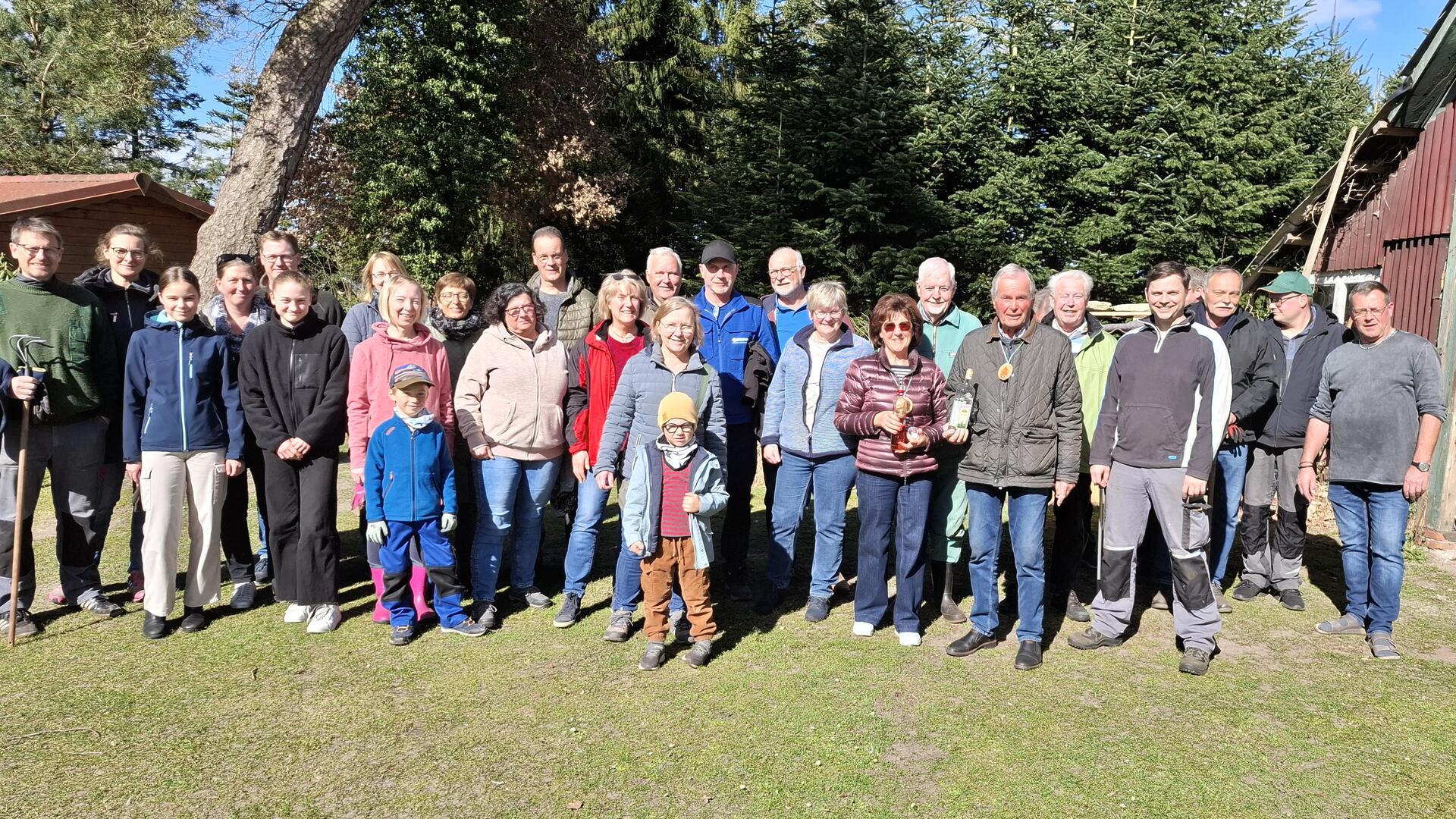 Der "Club Tingo" räumte mit zahlreichen Helferinnen und Helfern im Stadtteil Engeo auf.