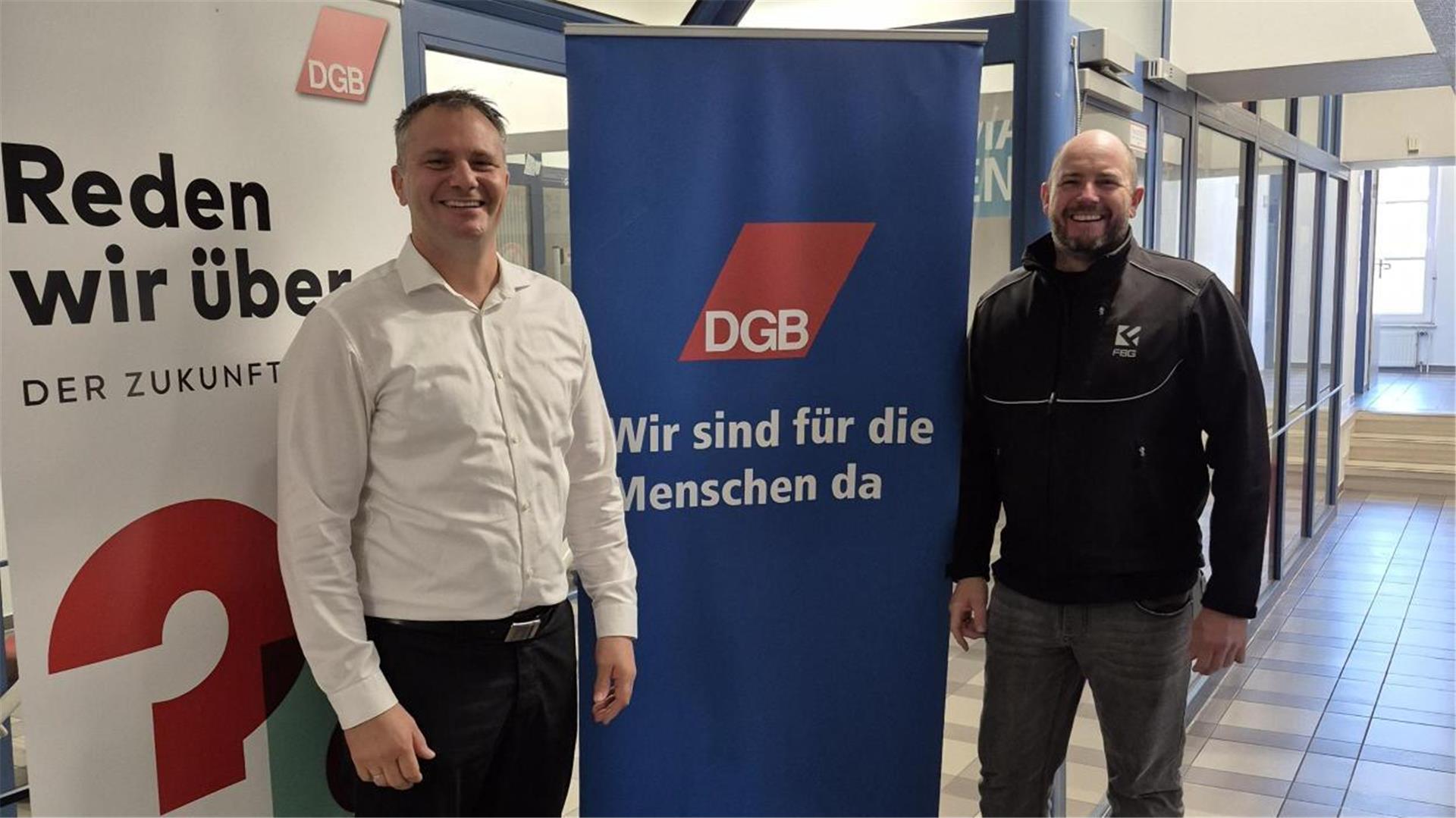Zwei Männer stehen vor DGB-Plakaten. Der DGB-Stadtverband Bremerhaven hat seinen Vorsitzenden Sascha Kuntzmann (rechts) und seinen Stellvertreter Benjamin Kieck einstimmig wiedergewählt. Beide kündigten an, die Arbeit mit voller Kraft fortzusetzen.