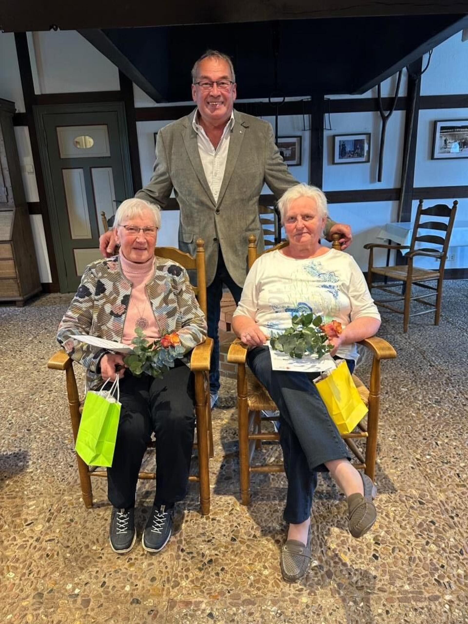 Der DRK-Ortsverein Sittensen hat auf seiner Mitgliederversammlung im Heimathaus Sittensen einen Rückblick auf ein aktives Jahr 2024 gegeben. Das Foto zeigt die geehrten Irene Wichern und Christine Mahnken mit dem Vorsitzenden Jürgen Kiel. 