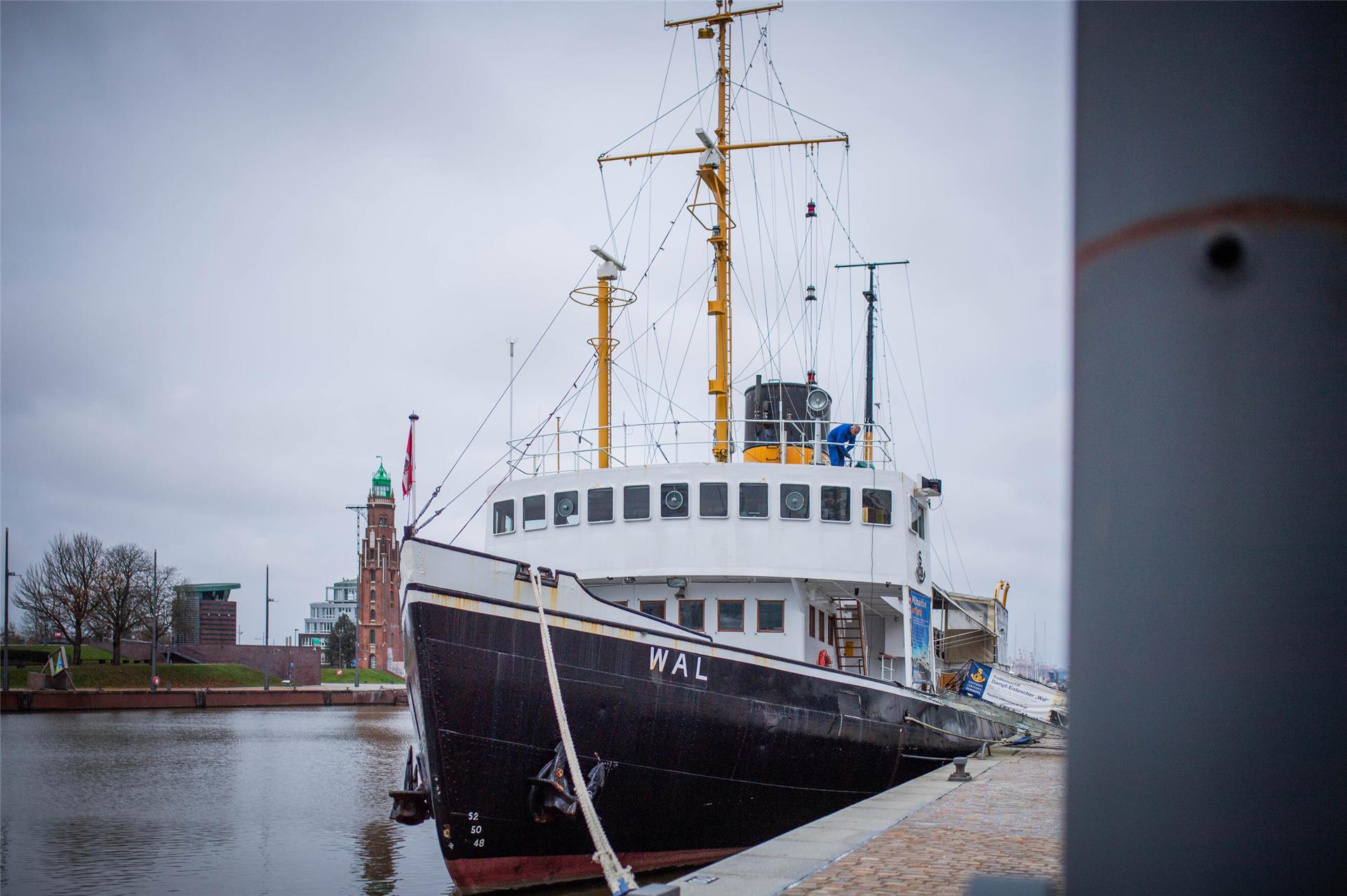 Ein Schiff liegt in einem Hafen vor Anker: Der Dampfeisbrecher „Wal“ kehrt nach Helgoland zurück – auf Spurensuche in eigener Sache: 1952 half er, die Insel nach dem Krieg zu versorgen.