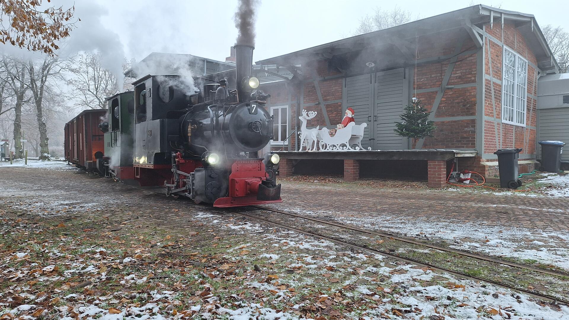 Der Dampfzug vor dem Deinster Bahnhof. 