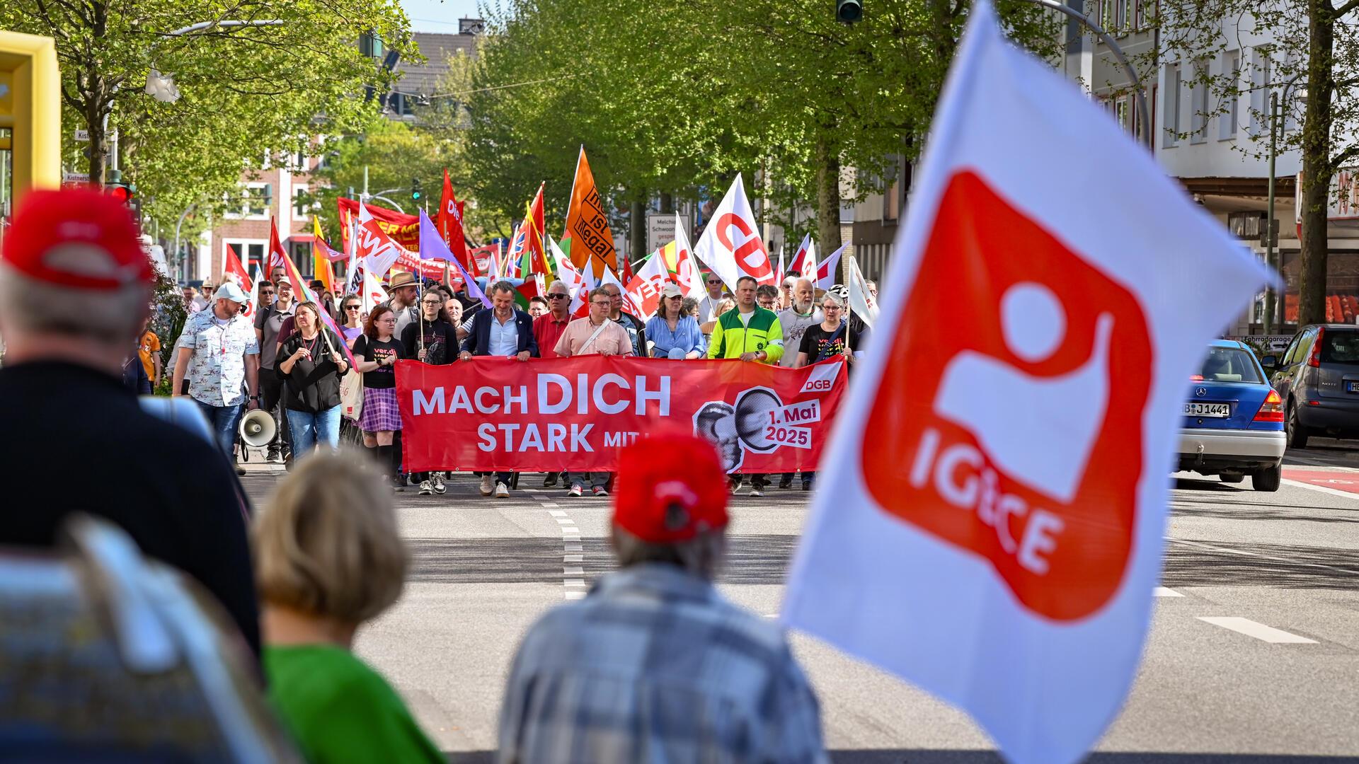 Der Demonstrationszug zieht sich durch die Hafenstraße.