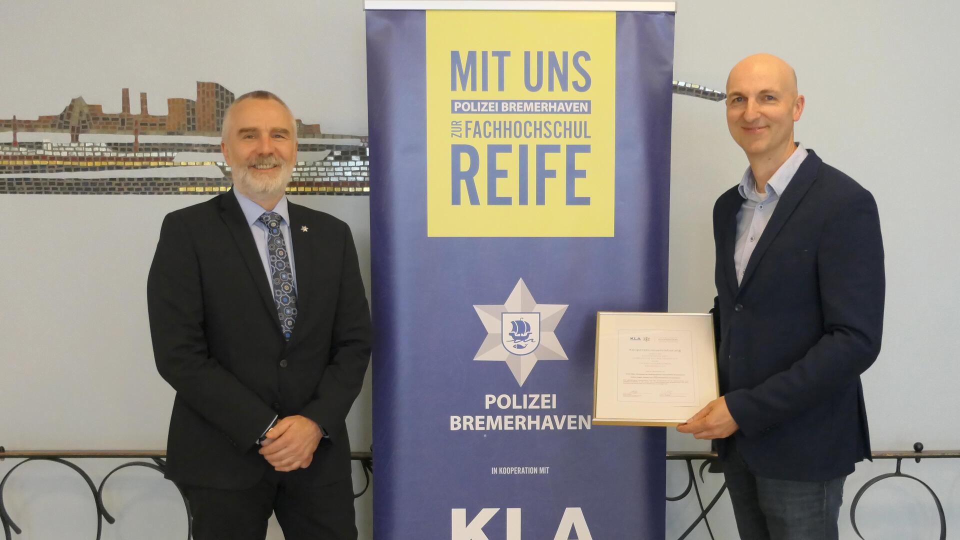 Der Direktor der Ortspolizeibehörde, Volker Ortgies (links), und KLA-Leiter Arnd Höljes unterzeichneten in Bremerhaven die Kooperationsvereinbarung.