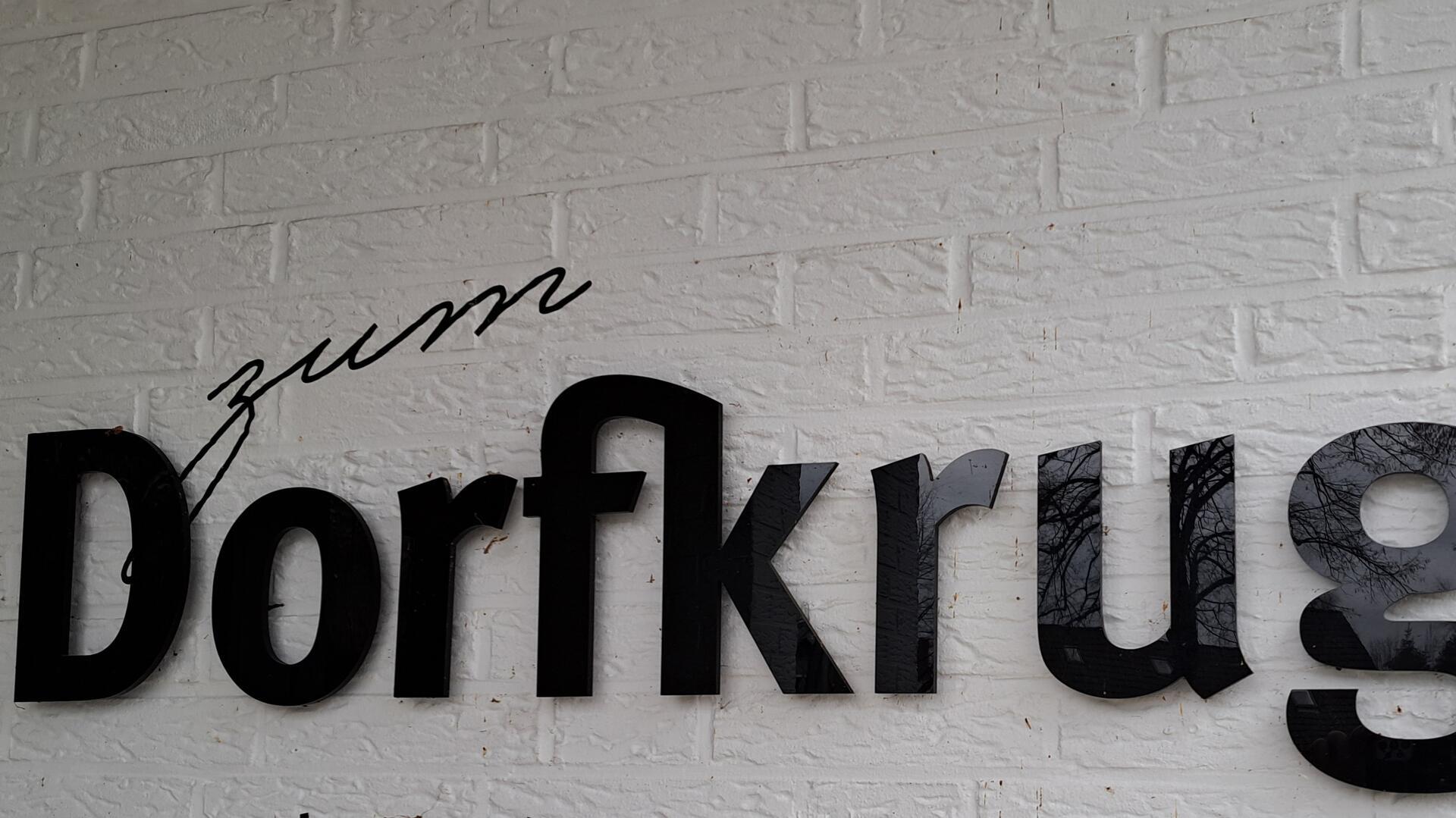 Das Restaurant "Zum Dorfkrug" in Lunestedt ist seit dem Herbst geschlossen. Das Foto zeigt den Schriftzug an der Fassade.  