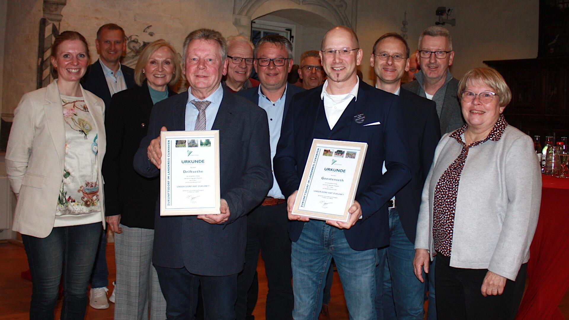 Der Driftsether Ortsbürgermeister Heinz Bührig (Vierter von links) und der Geestensether Ortsbürgermeister Oliver Härtl (Vierter von rechts) nahmen mit ihren Delegationen aus den Ortschaften die Siegerurkunden in Empfang.