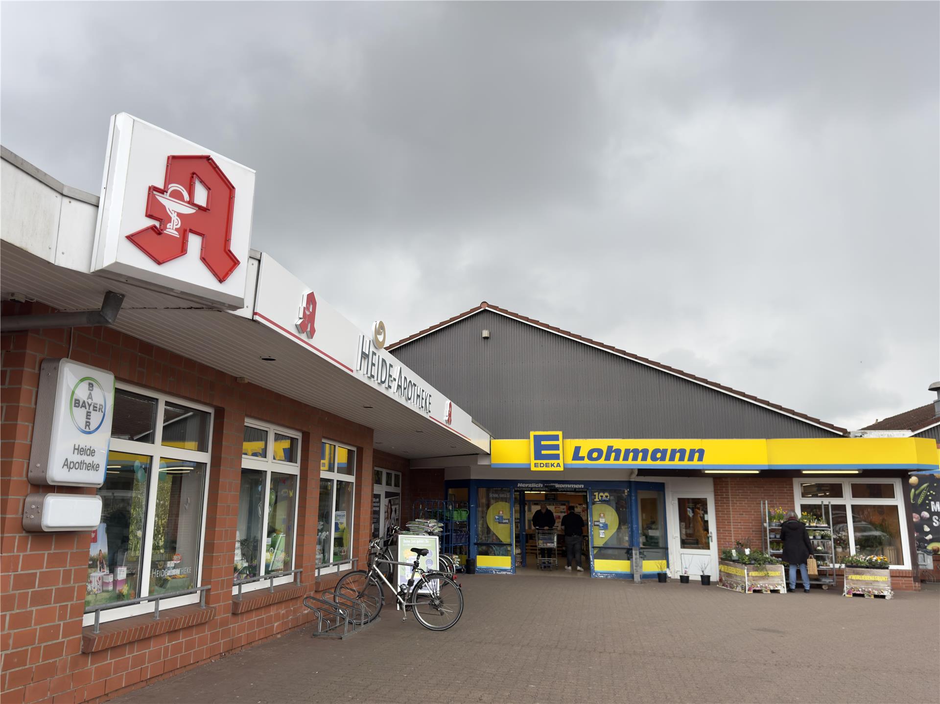 Der Edeka-Supermarkt soll voraussichtlich Anfang 2027 fertiggestellt werden. Offen ist weiterhin die Zukunft der Heide-Apotheke.