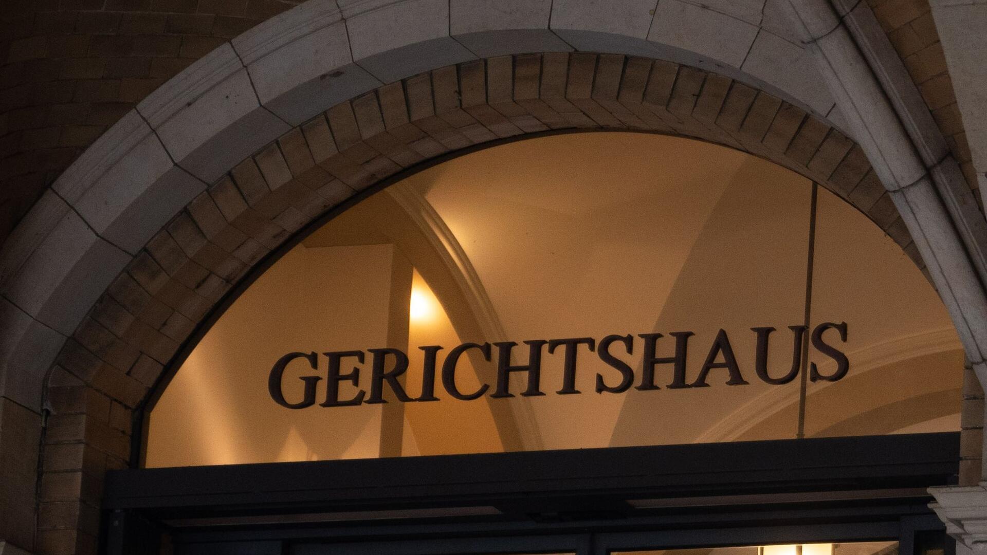 Übe dem Eingang in einem alten Gebäude steht das Wort "Gerichtshaus".   