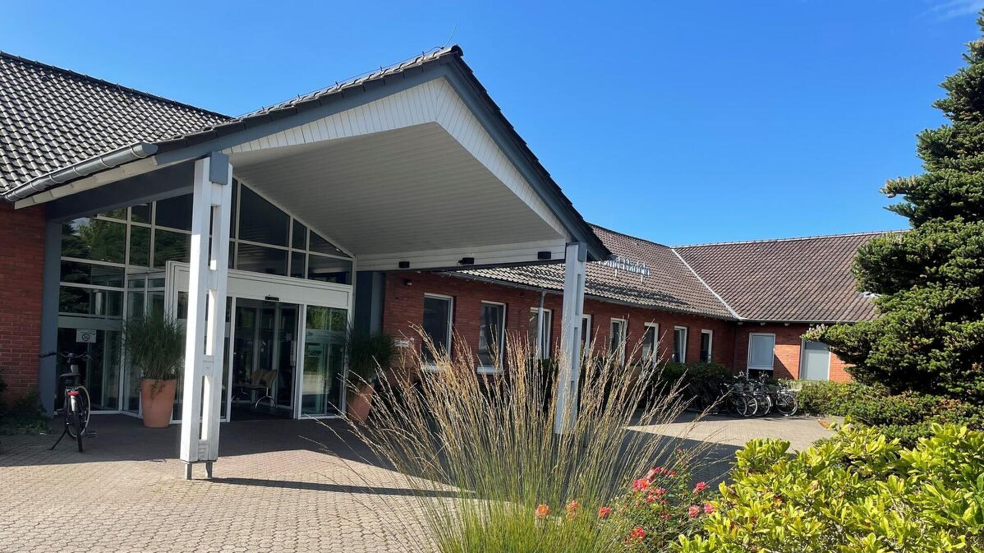 Der Eingangsbereich des Krankenhauses Land Hadeln in Otterndorf.