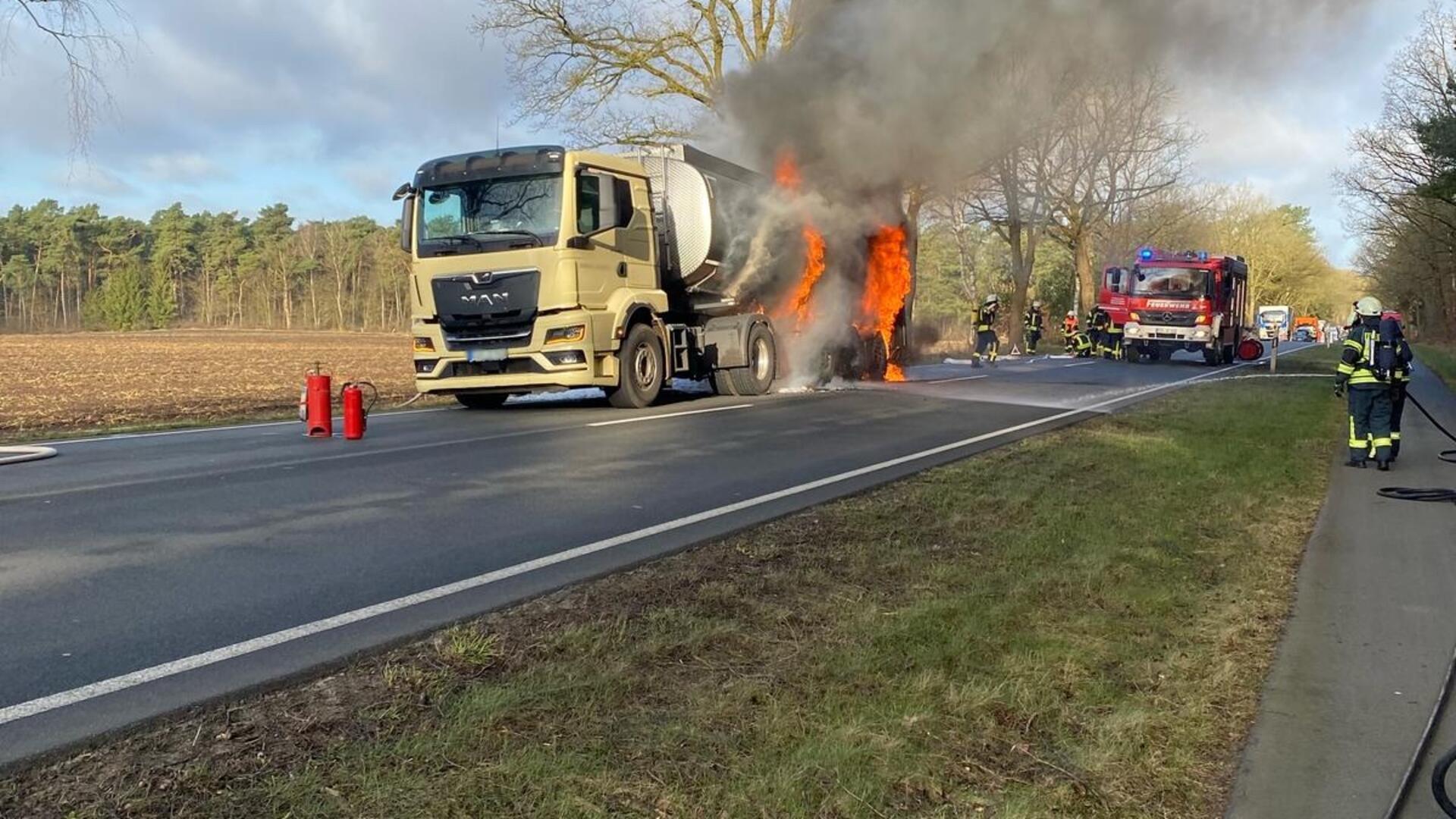 Brennender Lkw auf der B71.
