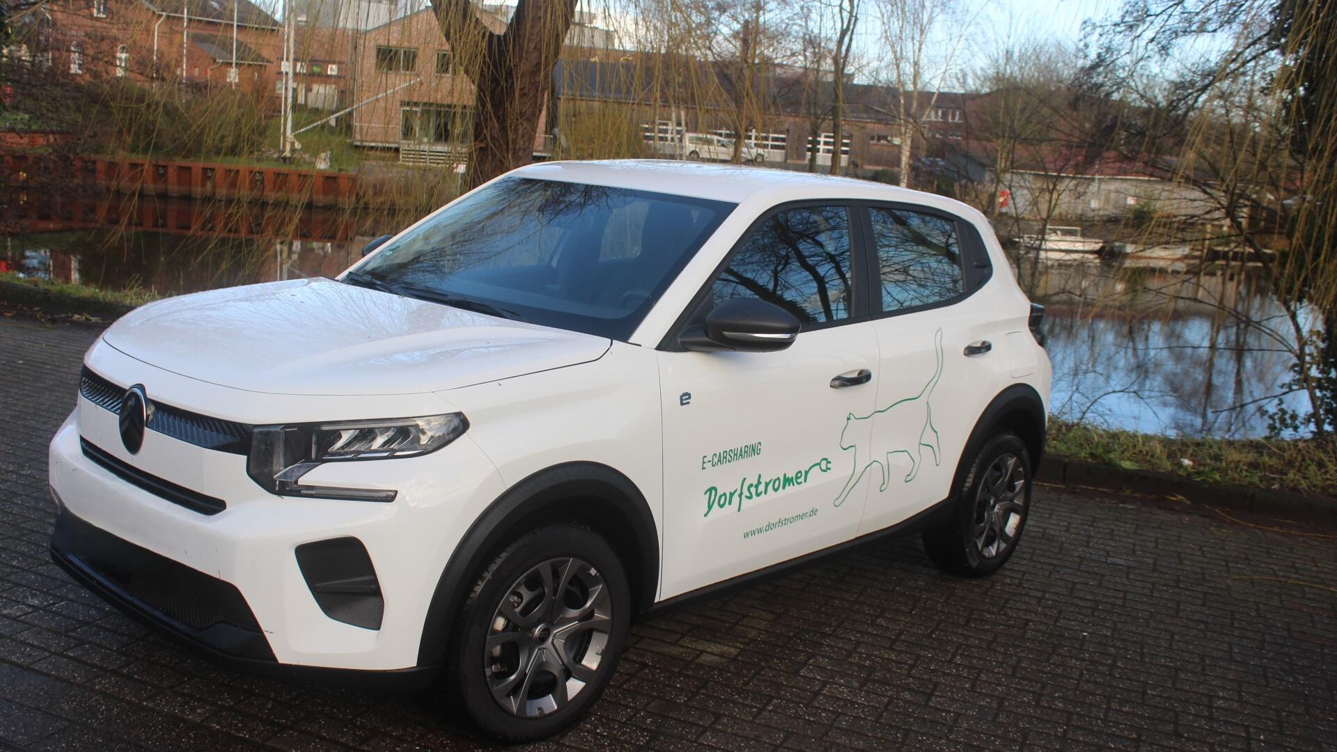 „Der Elektroflitzer wird zentral auf dem Parkplatz am Pastorengarten, direkt neben dem Gnarrenburger Rathaus stationiert sein und kann per App einfach gebucht werden. Die Tarife werden bewusst günstig gehalten, um möglichst vielen Menschen die Nutzung zu ermöglichen,“ freut sich Simone Kasnitz, Klimaschutzmanagerin, die das Projekt „Dorfstromer in Gnarrenburg“ federführend bearbeitet hat.