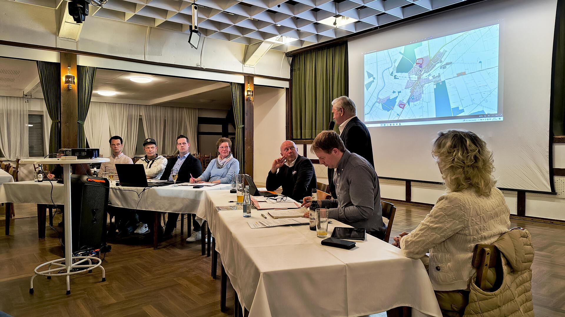 Der Elmer Ortsrat tagte am Dienstag vor rund 70 Zuhörern in "Schomaker´s Landgasthof".