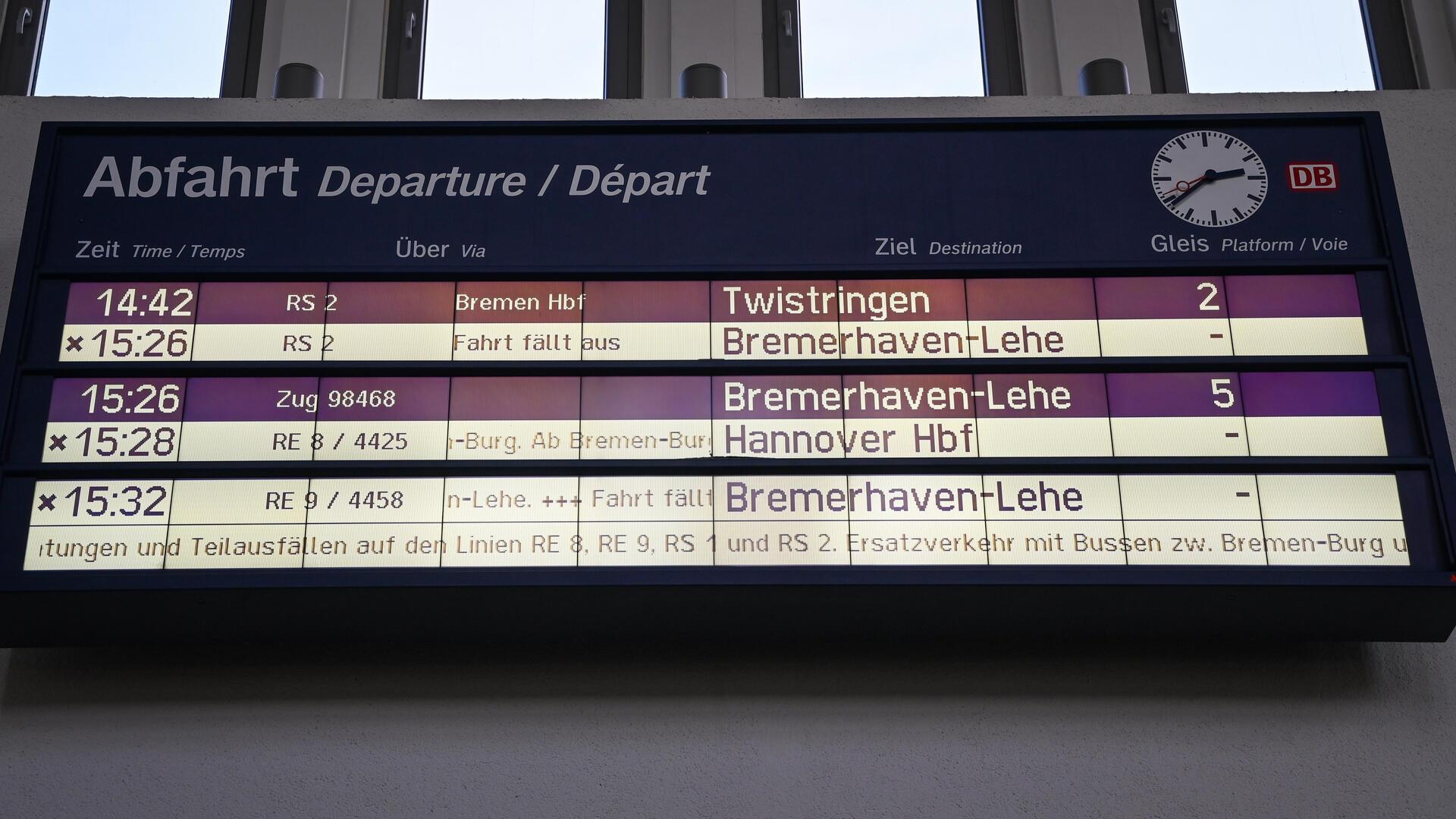 Zugausfälle zwischen Bremen und Bremerhaven am Mittwoch: So ist die Lage Schild mit Zugfahrplan.