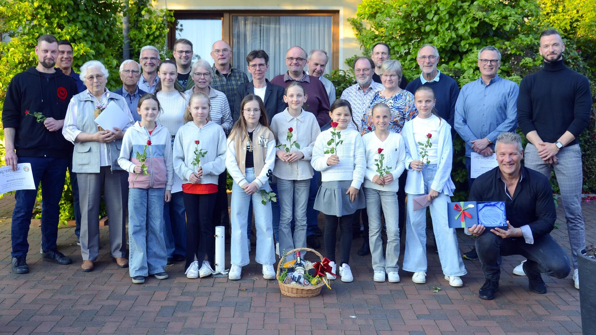 Der Erste Vorsitzende Martin Jahn (Zweiter von links) und der Zweite Vorsitzende Thilo von Kamp (rechts) ehrten am Freitagabend langjährige Mitglieder und Ehrenamtliche sowie die „Sportler des Jahres“.