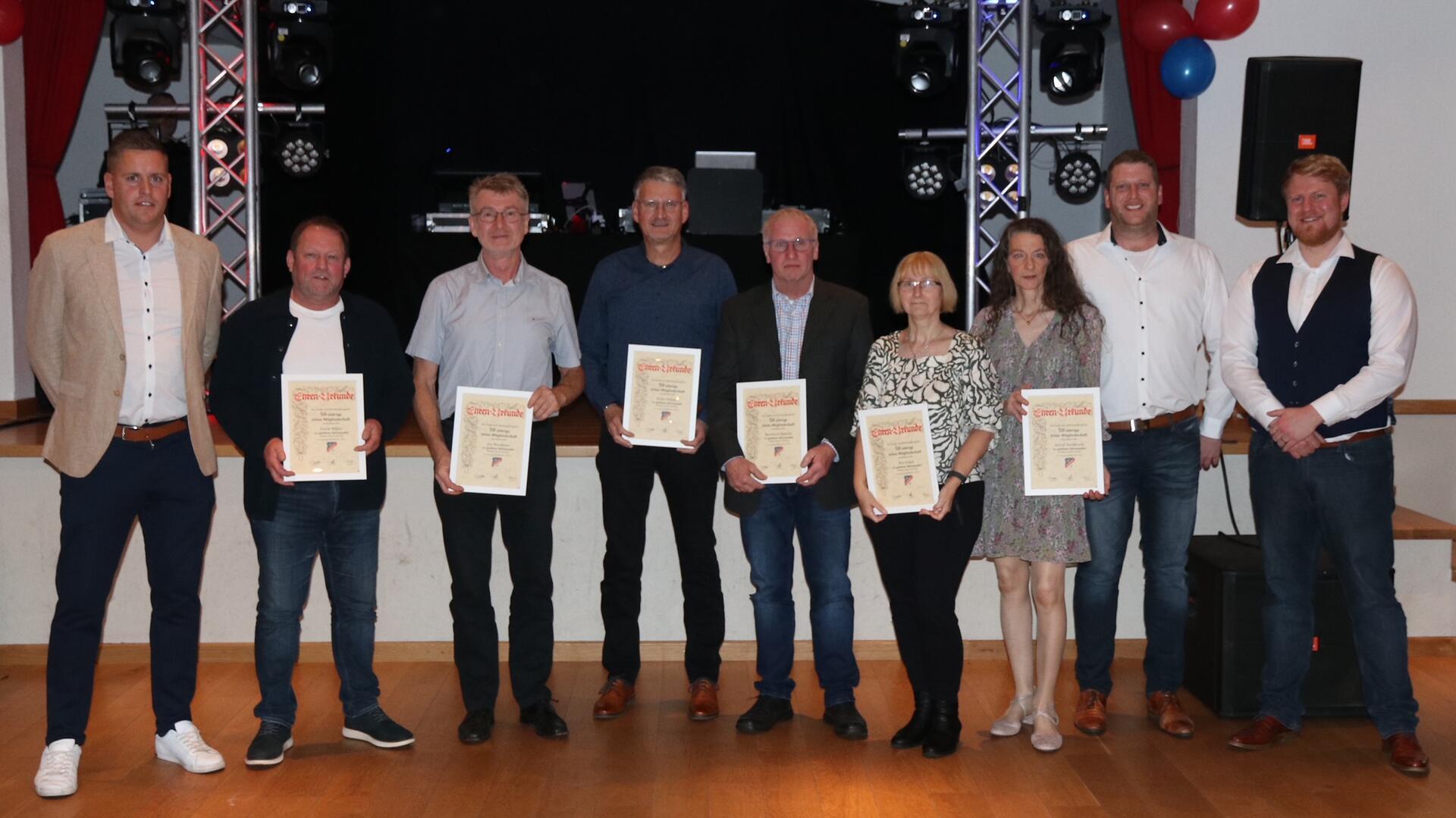 Der Erste Vorsitzende Sebastian Tiedemann (links) sowie der Zweite Vorsitzende Tobias Wölbern (Zweiter von rechts) und Schriftführer Thore Mangels (rechts) ehrten Frank Müller (von links), Jan Neumann, Heiko Rietzke, Bernhard Hadeler, Rita Hinck und Astrid Desebrock für 50 Jahre Vereinstreue.