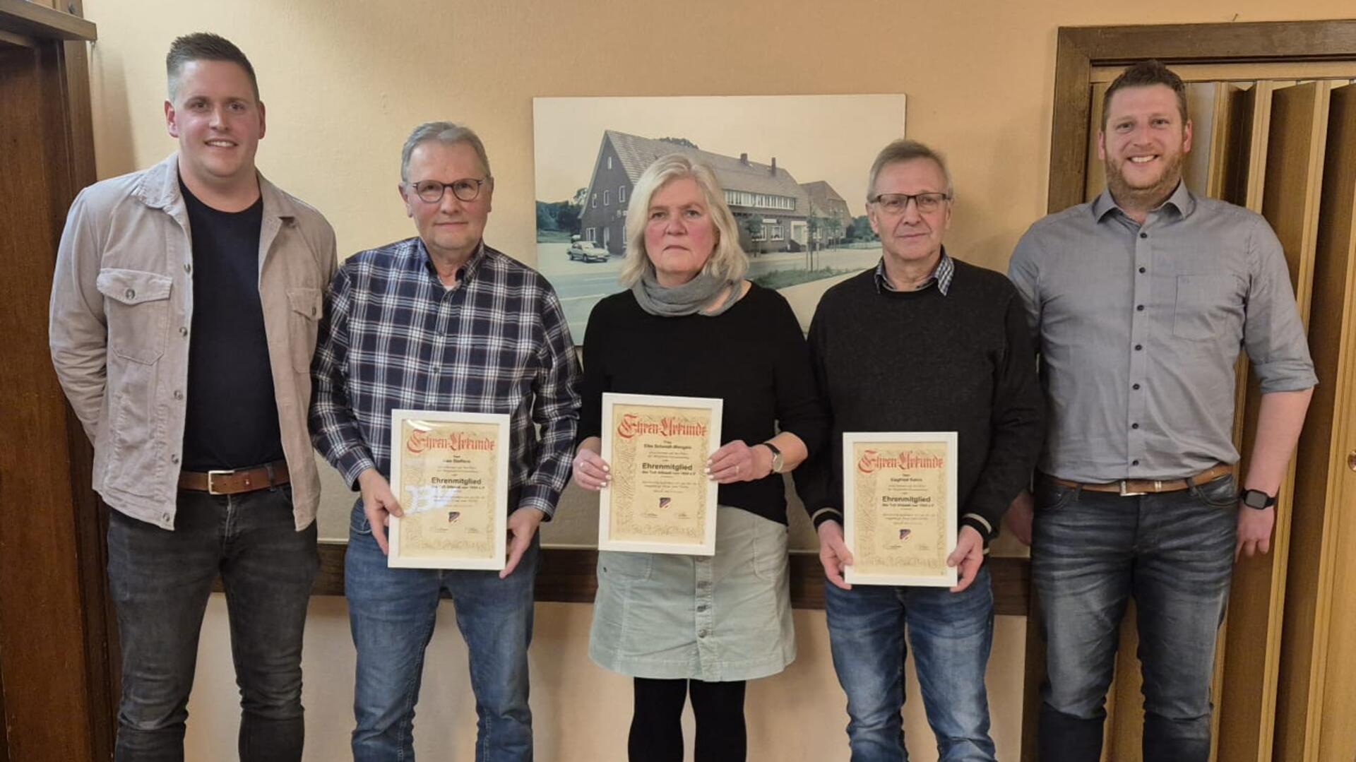 Der Erste Vorsitzende Sebastian Tiedemann (links) und der Zweite Vorsitzende Tobias Wölbern (rechts) mit den neu ernannten Ehrenmitgliedern des TuS Alfstedt: (von links) Uwe Steffens, Elke Schmidt-Mangels und Siegfried Kahrs.