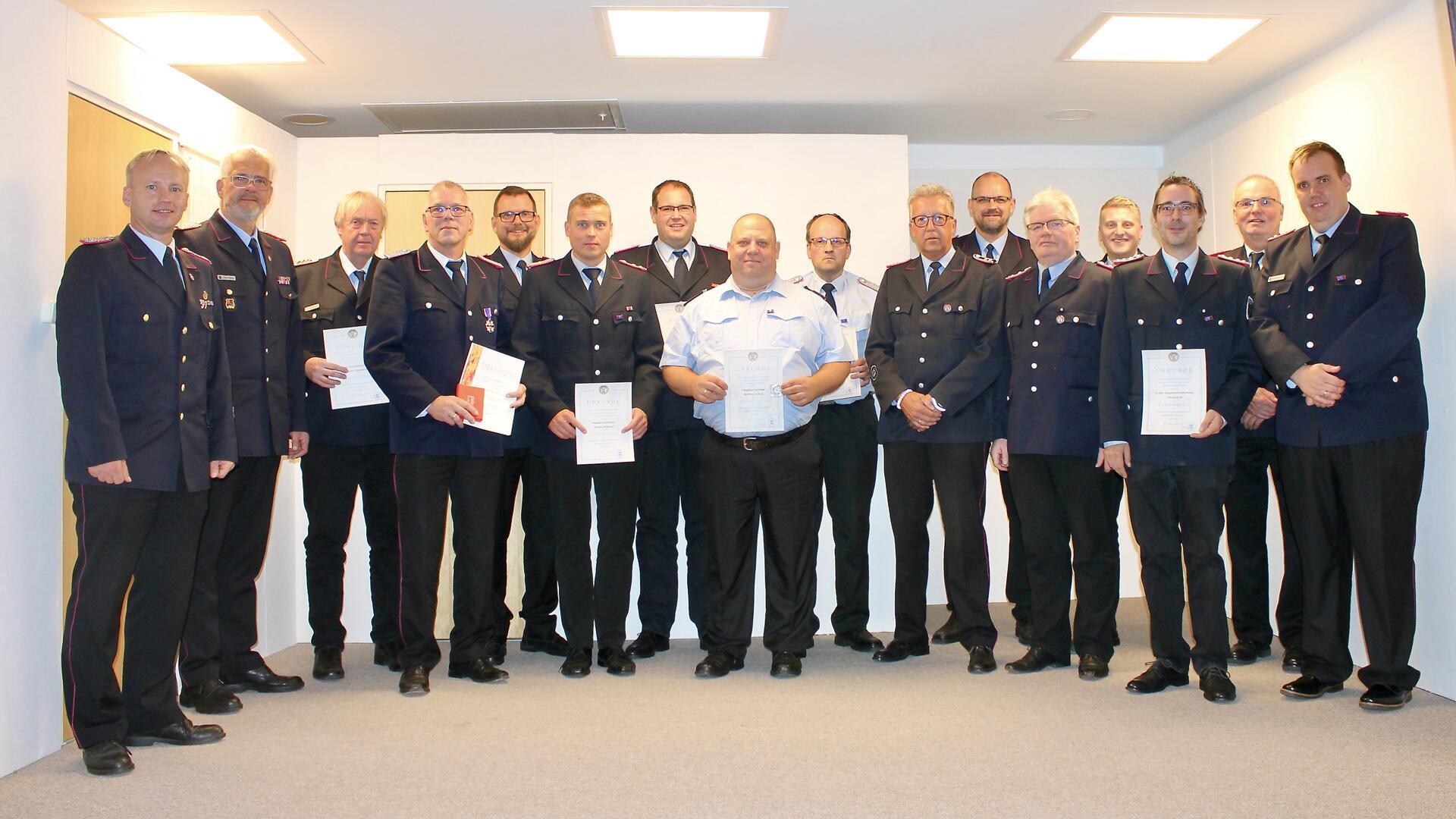 Der Erste Vorsitzender des Kreisfeuerwehrverbandes Bremervörde, Henning Herzig (links) und Kreisbrandmeister Peter Dettmer (Zweiter von links) mit den geehrten Mitgliedern des Kreisfeuerwehrverbandes Bremervörde.