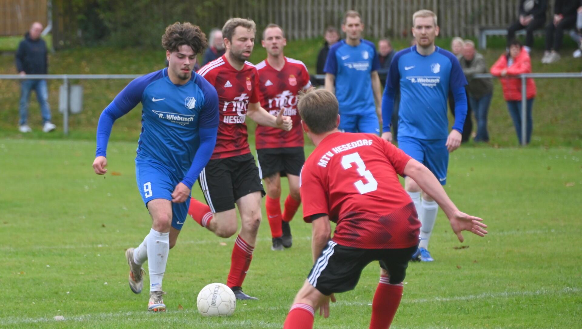 FC Alfstedt/Ebersdorf dominiert Kellerduell Der FC Alfstedt/Ebersdorf, hier mit Conner Lührs am Ball, dominierte das Kreisliga-Kellerduell.
