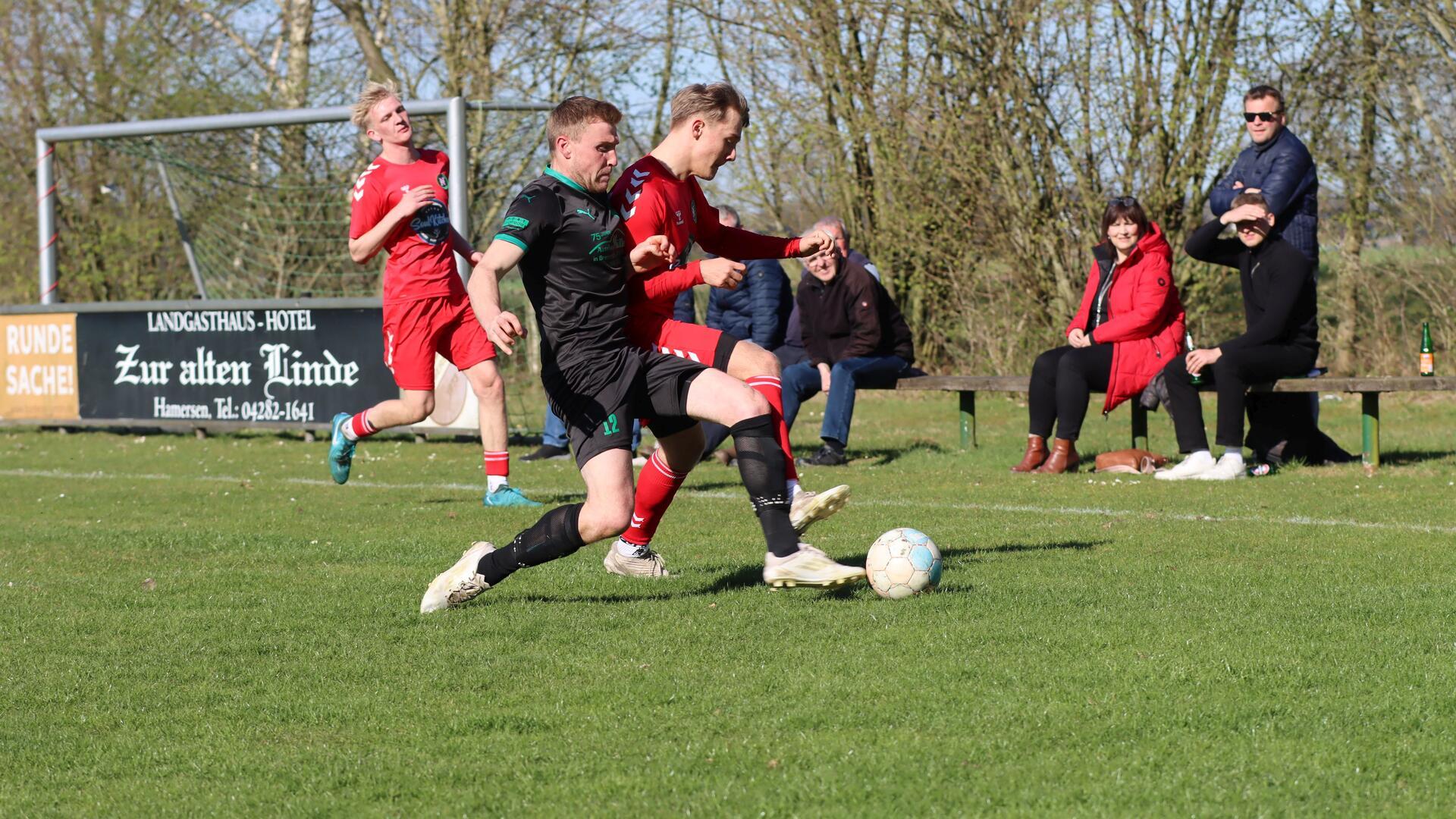 Der FC Nordheide (rote Trikots), hier im Spiel gegen Karlshöfen, hat nur noch eine Chance den letzten Tabellenplatz zu verlassen.
