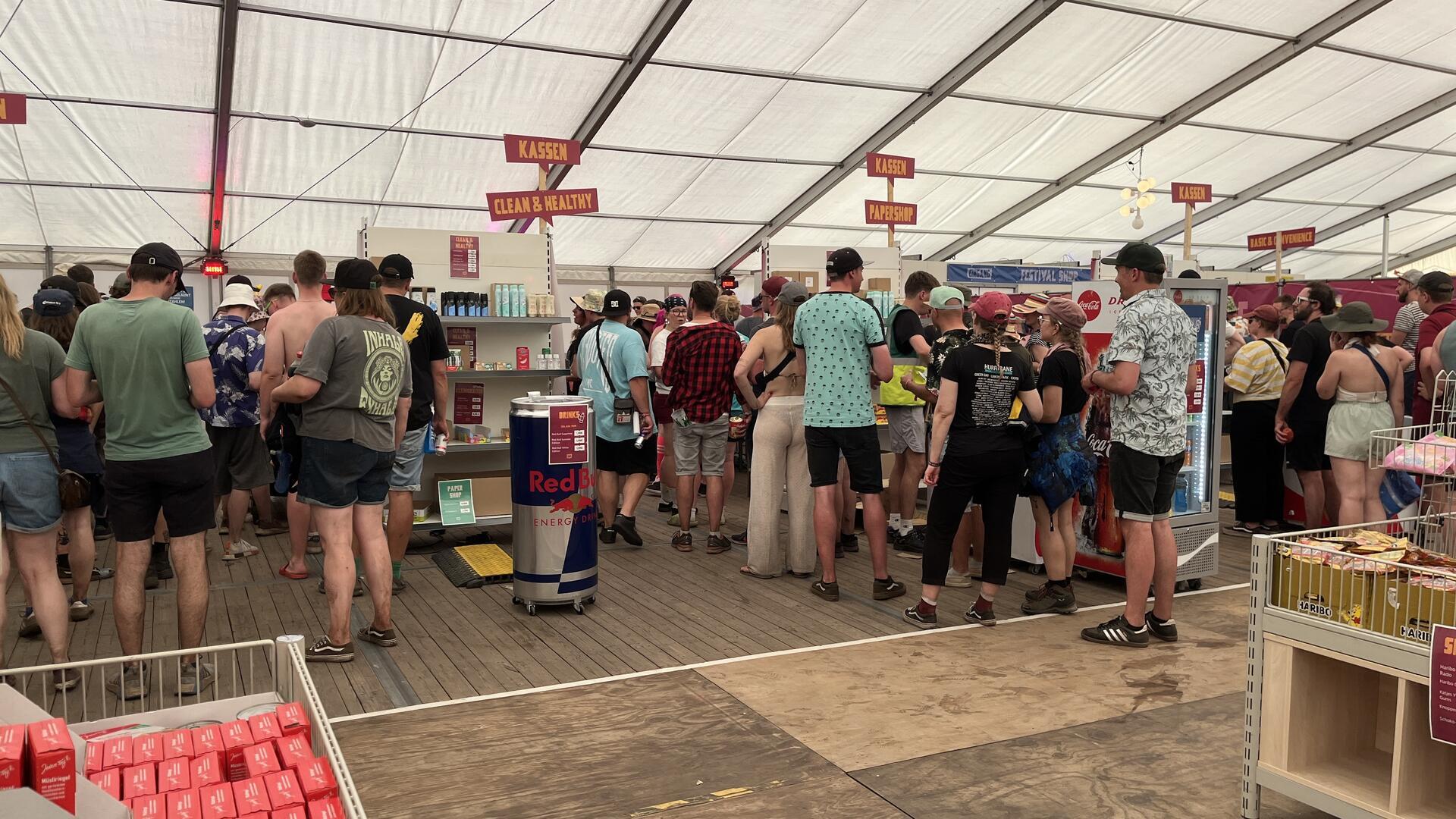 Der Festival-Shop ist gut besucht, die Hurricane-Besucher freuen sich besonders über die gekühlten Getränke. 