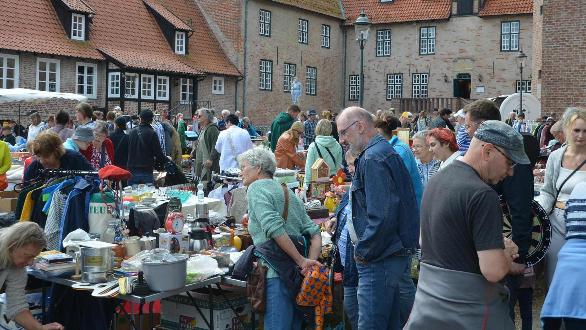 Flohmarkt: Zahlreiche Leute gucken viele Stände an