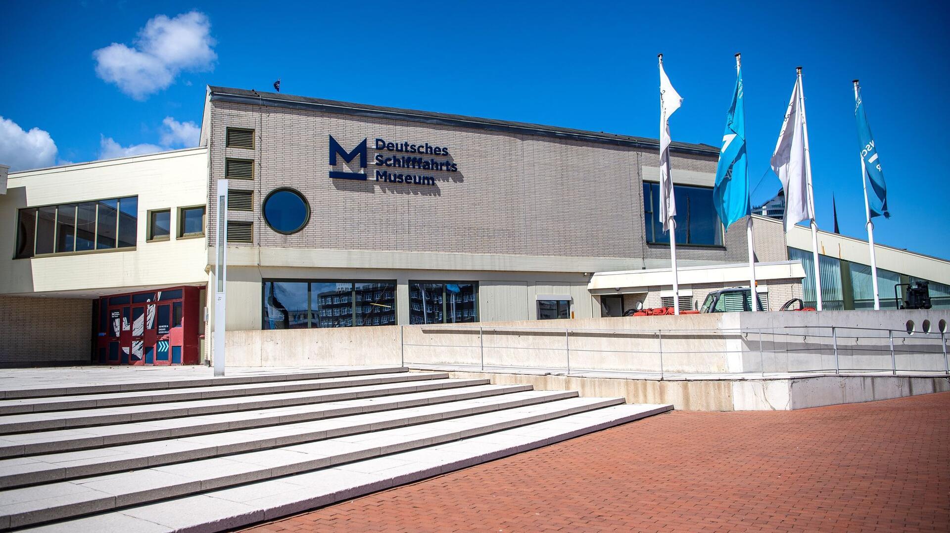 Der Eingang zum Hauptgebäude des Deutschen Schifffahrtsmuseums in Bremerhaven.