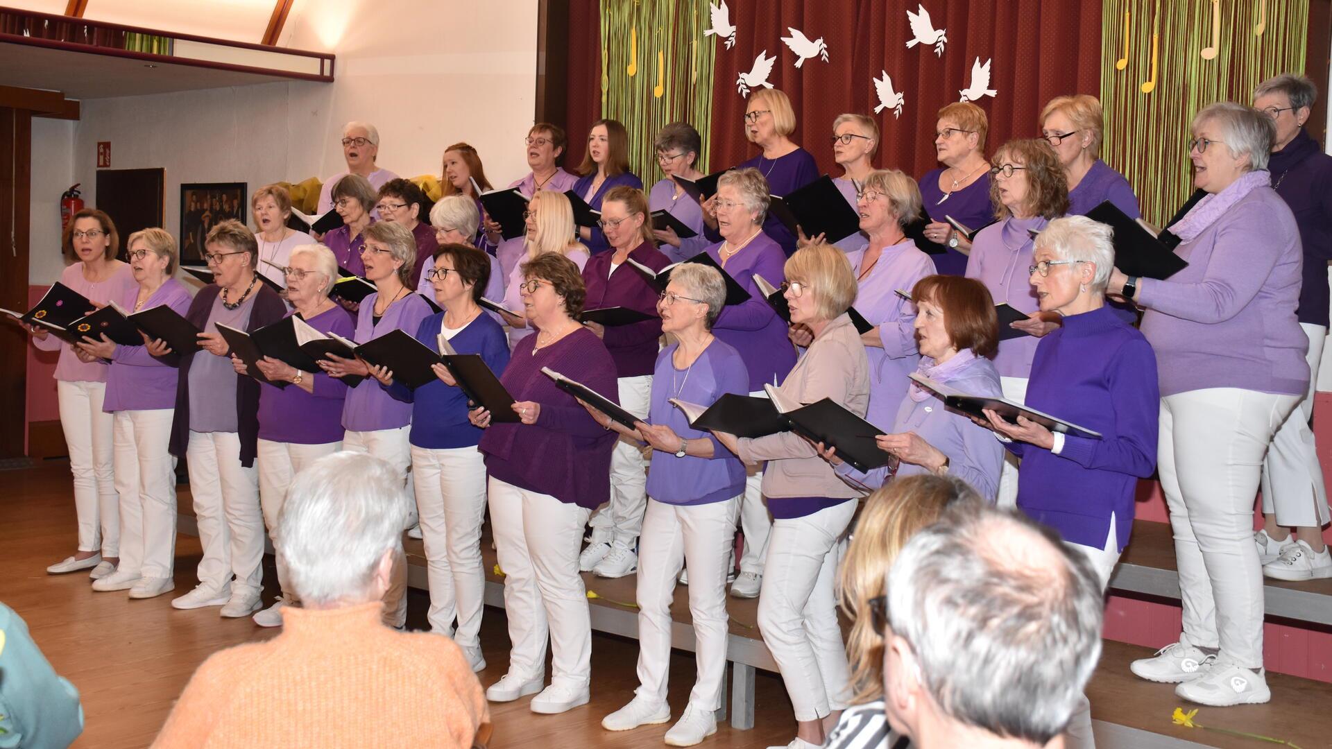 Der Frauenchor „con brio“ hat am Sonntag beim Konzert im Ebersdorfer Hof „Hoffnungsklänge“ verbreitet. Das Programm warb für Zuversicht und Lebensfreude in unsicheren Zeiten.
