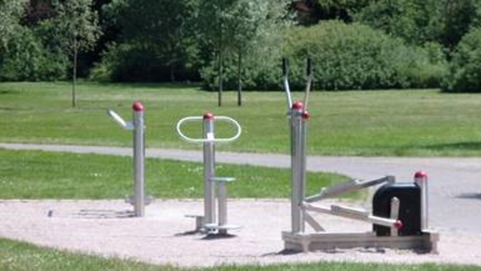 Der Ganzkörpertrainer (rechts) am Vörder See wurde beschädigt und bereits von den Bauhofmitarbeitern entfernt.