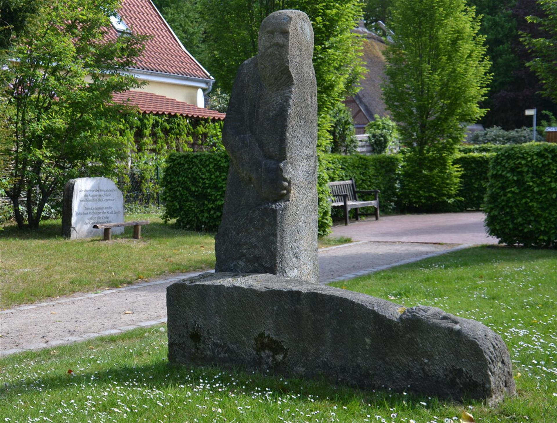 Der Gedenkstein für die Opfer der nationalsozialistischen Gewaltherrschaft (Hintergrund) und die Skulptur Kain und Abel im Christinenhausgarten
