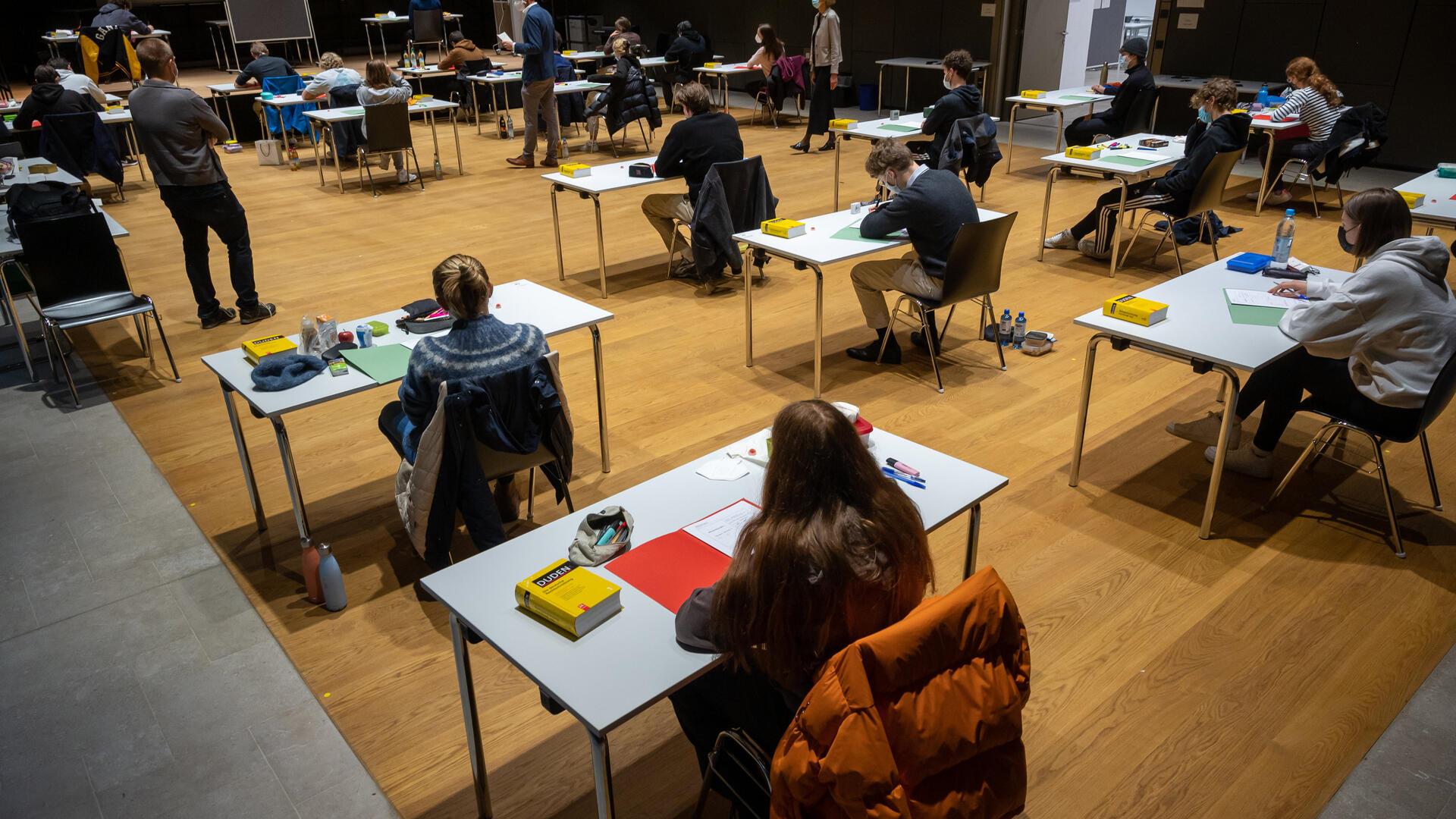 Schüler schreiben eine Prüfung.