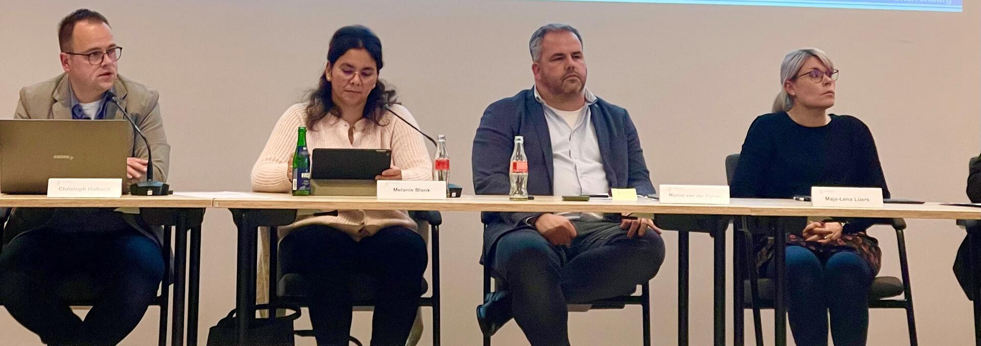 Der Gnarrenburger Schul- und Kulturausschuss hatte in seiner jüngsten Sitzung eine lange Tagesordnung abzuarbeiten: Unser Foto zeigt Maja-Lena Lüers (von rechts) und Marcel van der Pütten von der Verwaltung, Ausschussvorsitzende Melanie Blank und Christoph Halbeck (Verwaltung). Im Blickpunkt unter anderem: die Ganztagsbetreuung, auf die niedersächsische Kinder im Grundschulalter ab 2026 ein Recht haben.