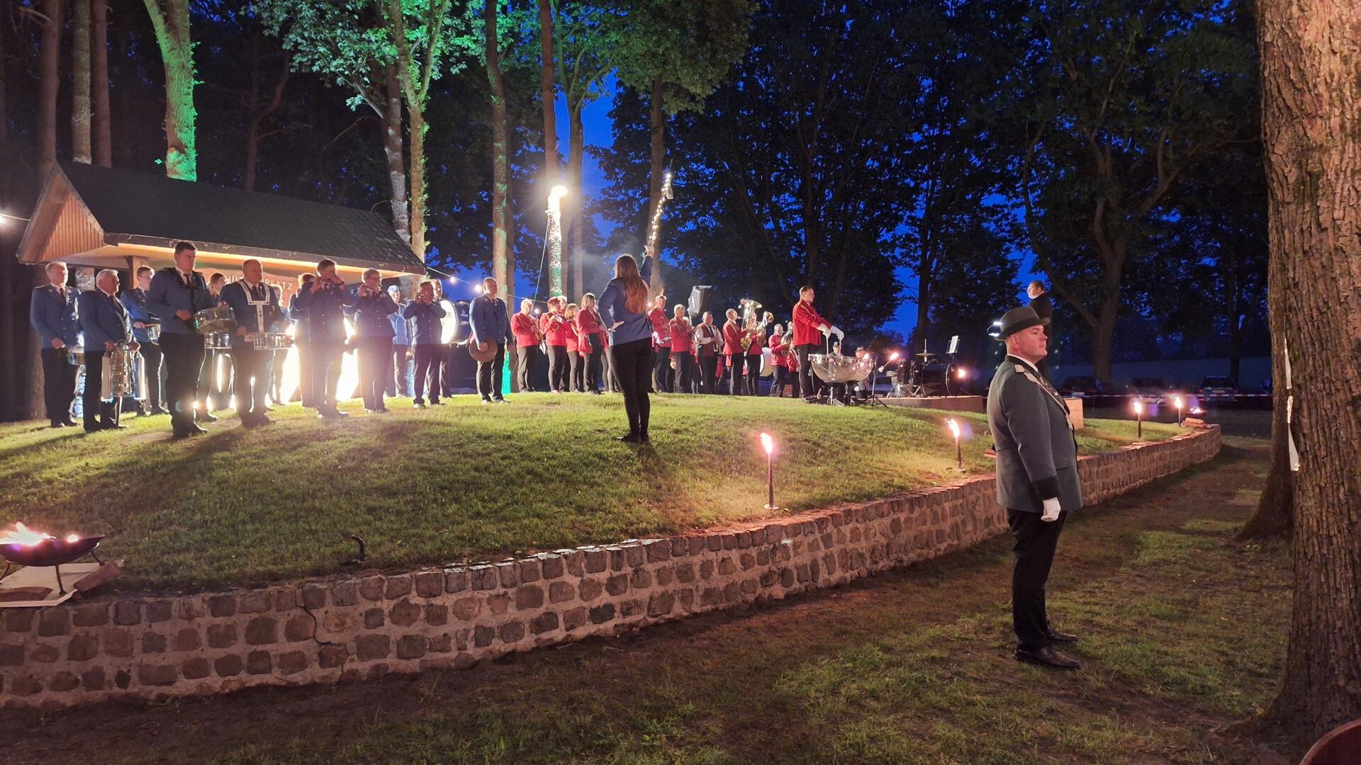 Der Große Zapfenstreich am Samstagabend war der erste von vielen Höhepunkten, mit denen das 100-jährige Jubiläum des Schützenvereins Elm in diesem Jahr gefeiert wird. Fotos. Schomaker