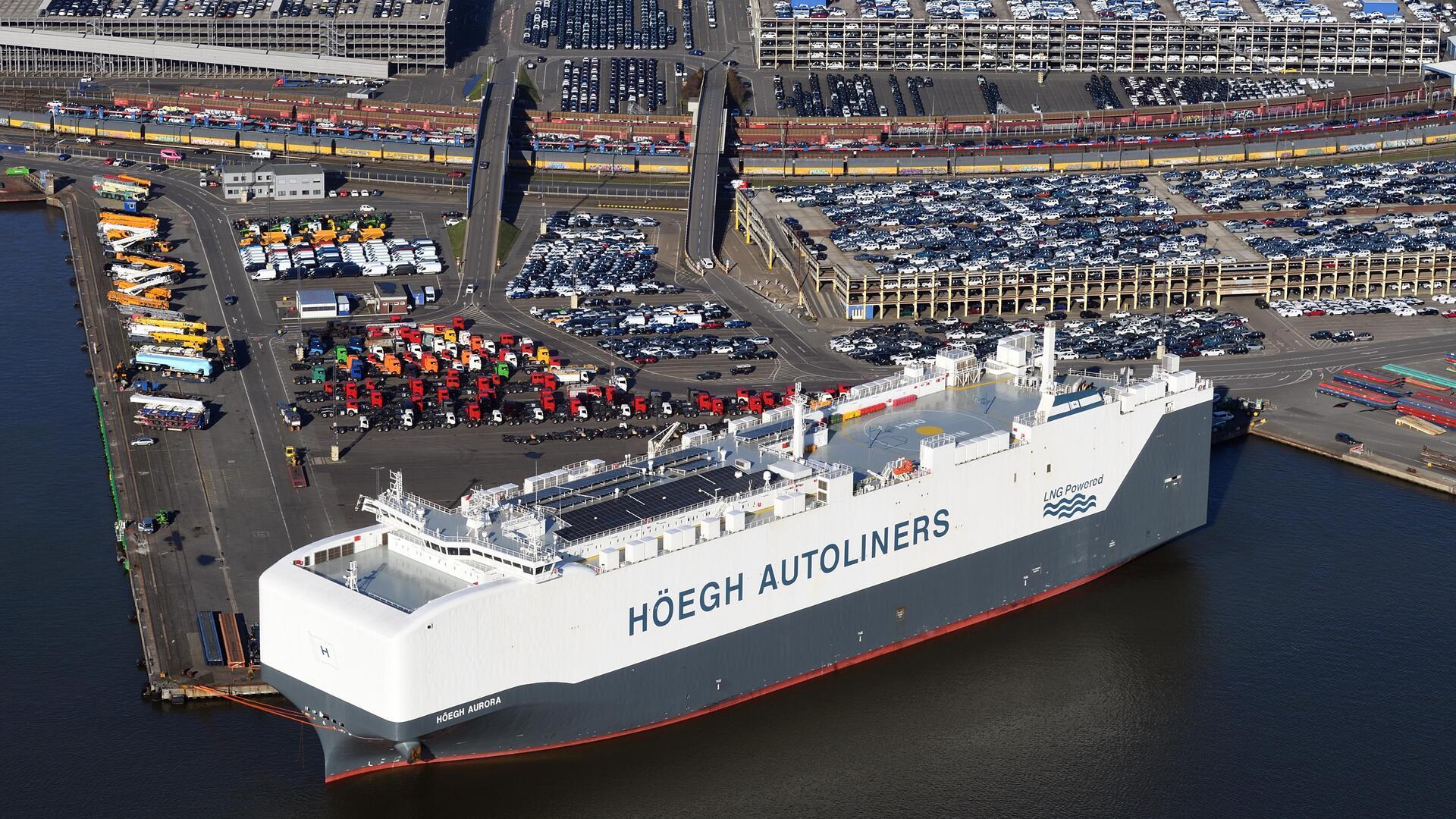 Autofrachter im Hafen. 