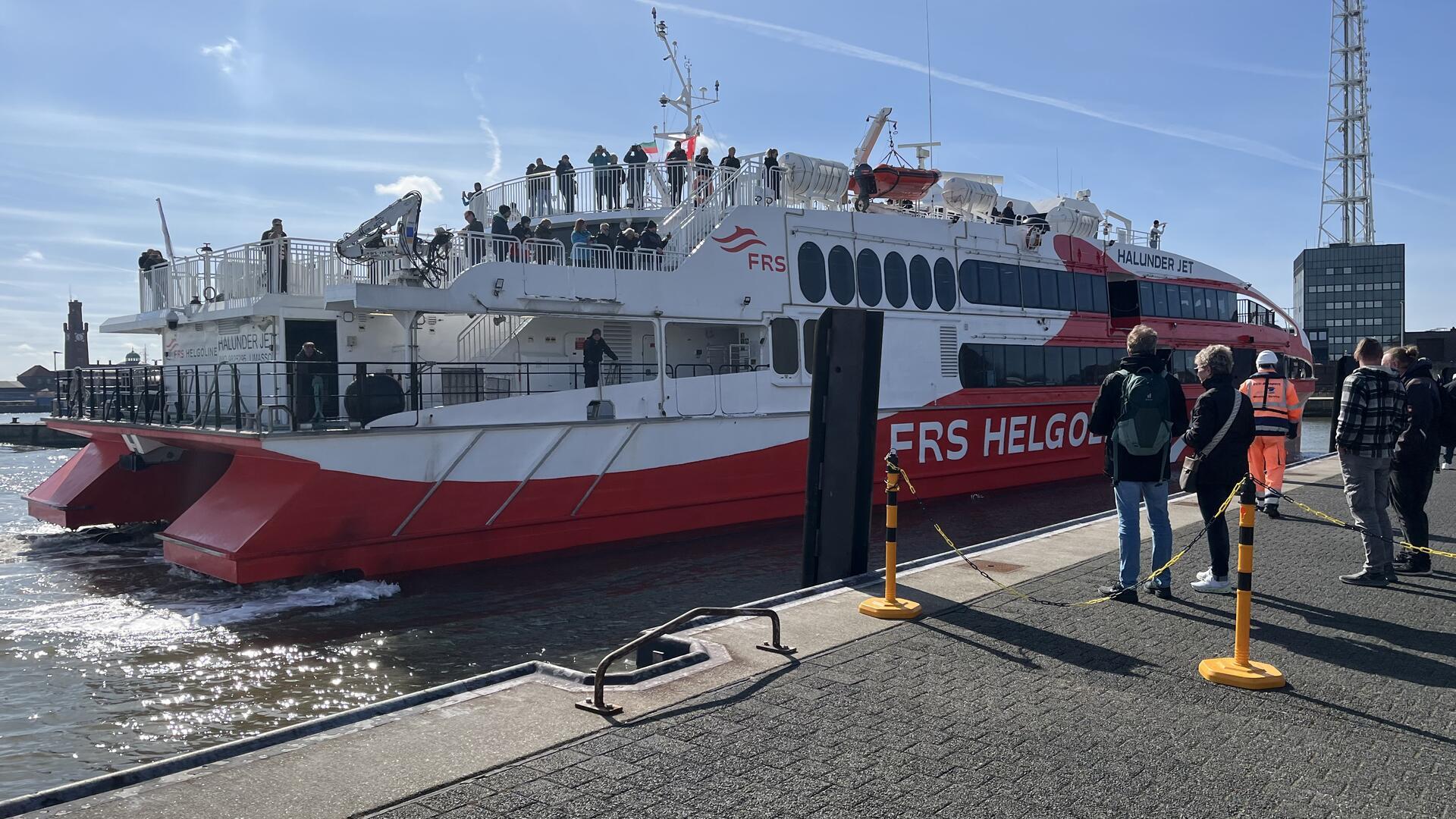 Blick auf ein Schiff, das anlegt. Der Halunder Jet im Test: 7 Unterschiede zur Fahrt mit dem Seebäderschiff nach Helgoland.