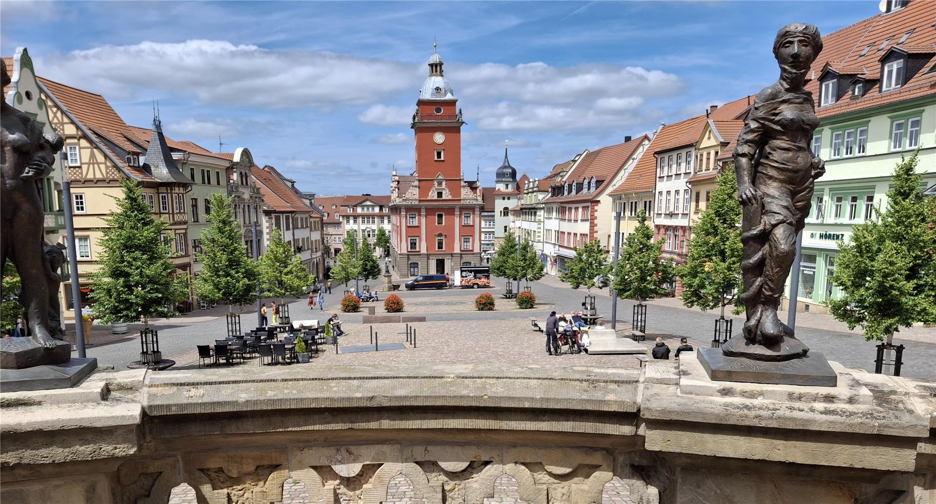 Der Hauptmarkt in Gotha mit dem Alten Rathaus im Hintergrund.