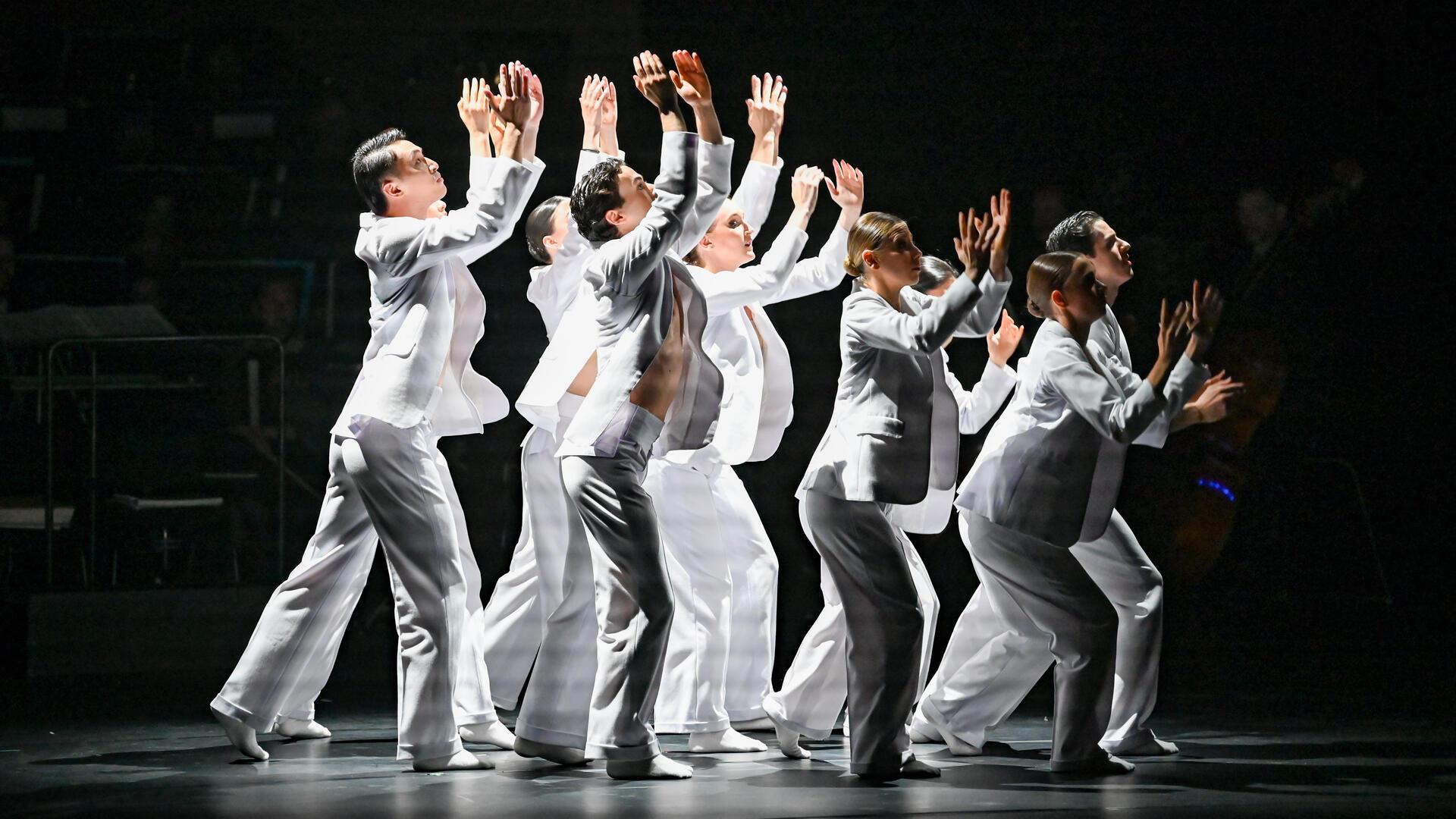 Der Herzlieb-Kohut-Preis für herausragende künstlerische Leistungen wird jedes Jahr bei der Gala verliehen. Dieses Mal ging er an die Ballett-Compagnie, die Ausschnitte aus der früheren Produktion „Die vier Jahreszeiten“ zeigte.