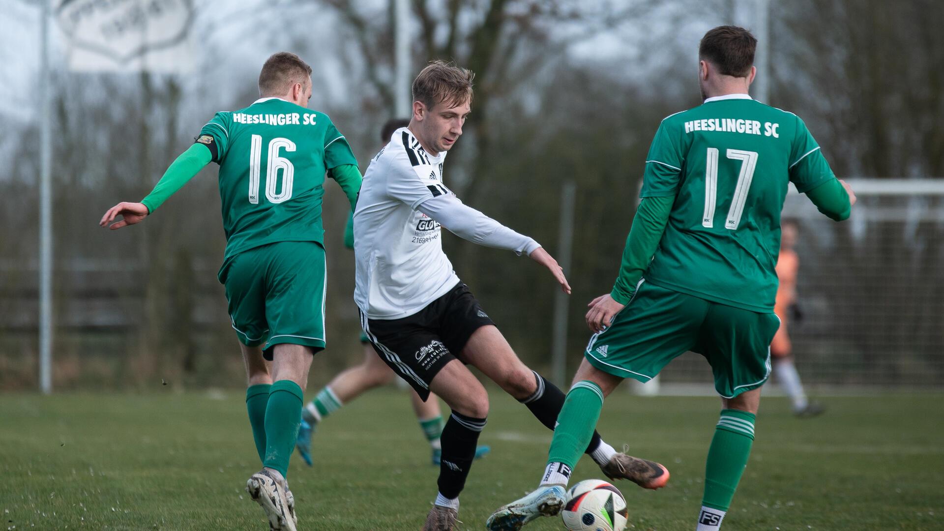 Der Ippenser Tom Brandt tanzt sich an Maximilian Benz (17) und Christo Stergioulas (16) vorbei.
